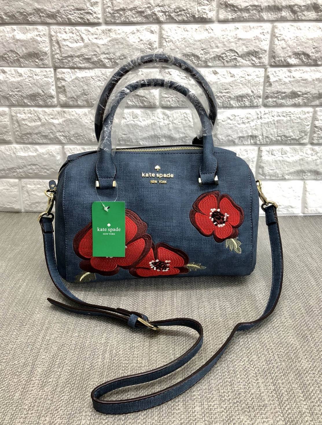 New arrival. Kate spade new york women’s bag 2018 พร้อมส่งรุ่นใหม่ล่าสุด กระเป๋าถือหรือสะพายข้างทรงหมอน มีมาให้เลือกถึง 4 ลาย ด้านหน้าติดโลหะโลโก้แบรนด์ตัวใหญ่ อะไหล่ทอง เปิดปิดกระเป๋าแบบซิป ภายในโล่ง กว้าง ใส่ของจุ มีช่องซิปหนึ่งช่อง ช่องเล็กสองช่อง ด้าน