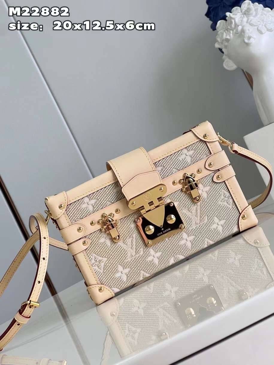 LV Petite Malle handbag soft beige color with golden reflections เกรดท็อปออริจินอล มีความละเอียดของเนื้องานมากที่สุด ปราณีตตรงปกทุกใบ ใช้สลับของแท้ได้ ใช้งานต่างประเทศได้ เข้าออกผ่านทุก ตม. สุดยอดเดอะเบสท์ไอเท็ม สวยหรู ผู้ดี หรูหรา ดูแพงมาแต่ไกล