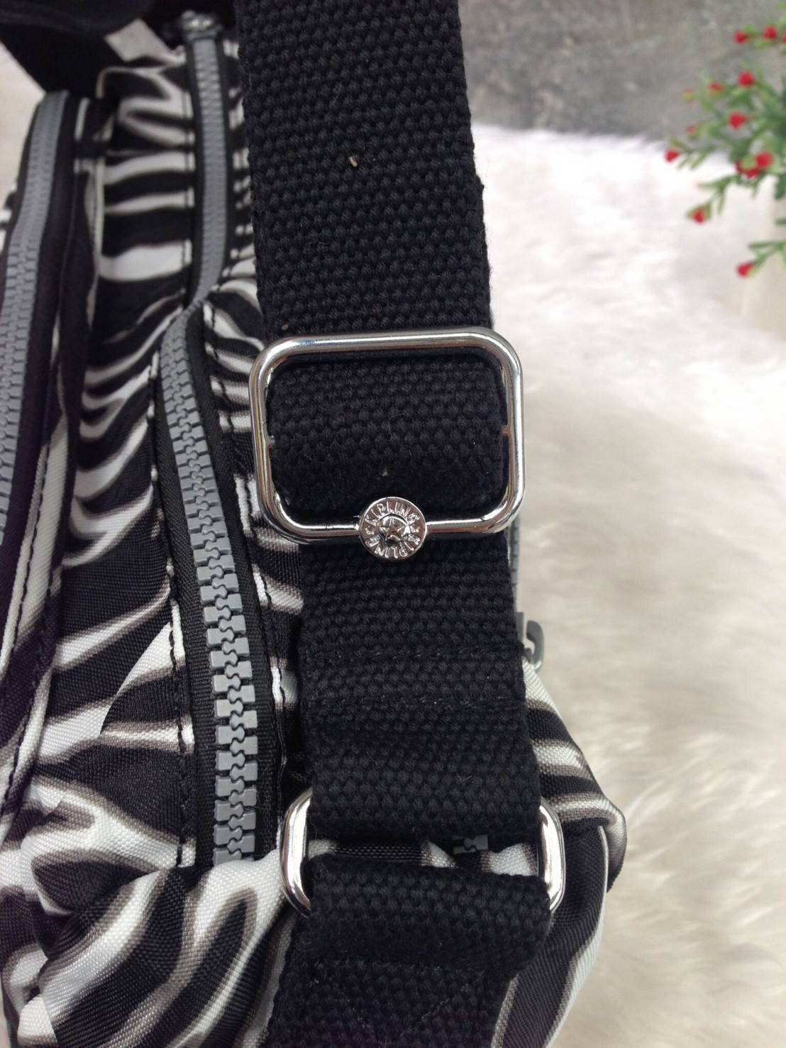 🎄กระเป๋าสะพาย KIPLING รุ่น Reth วัสดุไนล่อนคุณภาพดี มาพร้อมดีไซน์ทันสมัย และสามารถใช้งานได้อย่างดี เข้ากับทุกการแต่งตัว โดดเด่นด้วยพื้นที่ภายในและช่องต่างๆ ที่ให้คุณจัดเก็บของสำคัญได้ครบถ้วน ไม่ว่าจะเป็นมือถือ ปากกา หรือไอเท็มจำเป็นของคุณ สายสามาร