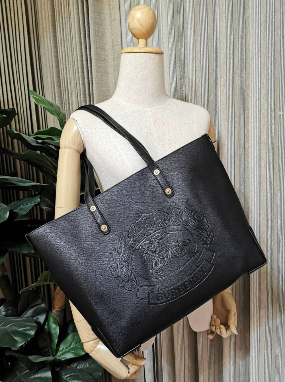 VIP 🥂 BURBERRY FRAGRANCES TOTE BAG VIP รุ่นแนะนำ ดีไซน์สวยโดดเด่นหนังสีดำขึ้นเทคเจอร์ด้านหน้ามีโลโล้แบรนด์ ภายในลายวินเทจสุดคลาสสิค โล่งกว้างมีช่องซิปเล็กและโลโก้ด้านใน สามารถใส่เอกสาร A4 Notebook ipad สัมภาระได้เยอะจุใจ หูหิ้วหนังจับถนัดมือสะพายไ