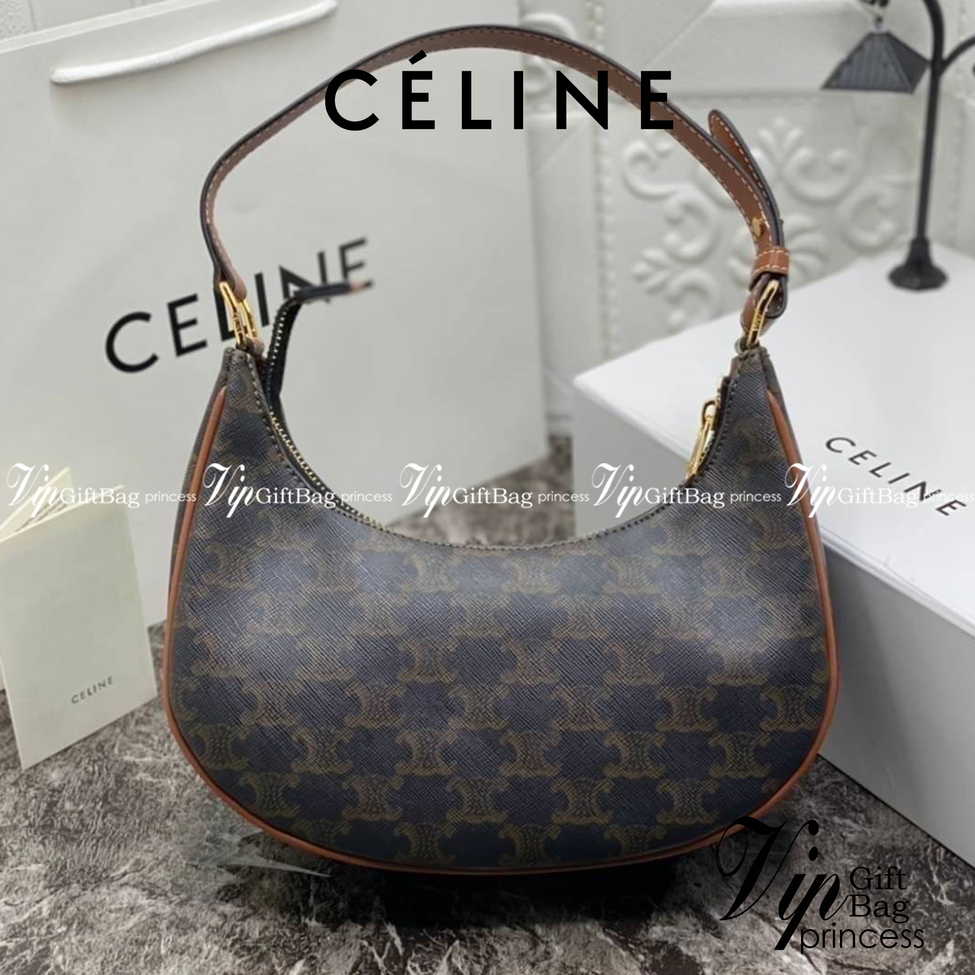 หนังแท้ CELINE AVA / CELINE Vintage Classic Ava bag 1 ใน คอลเลคชั่น “Triomphe Canvas” มาพร้อมสายสะพายไหล่ที่ปรับความยาวได้ และเนื่องจากช่วงล่างของกระเป๋ามีขนาดใหญ่กว่าช่วงบน จึงทำให้ไม่เสียทรงเมื่อเราใส่สิ่งของอย่างกระเป๋าสตางค์หรือโทรศัพท์มือถือ หากดูภาพ