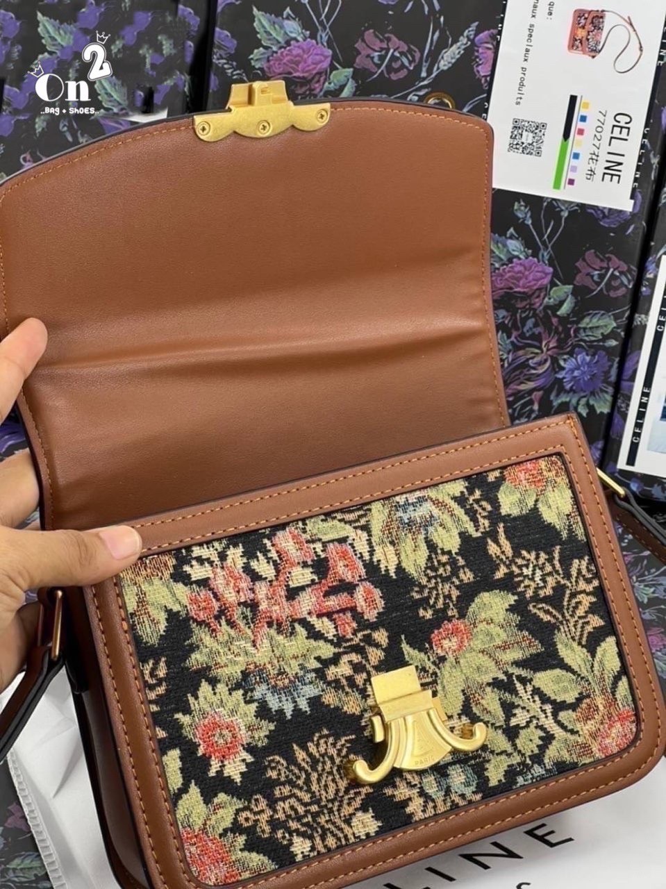 CELINE TRIOMPHE CROSSBODY BAG วัสดุ TRIOMPHE CANVAS & LEATHER ทรงเหลี่ยมหนังสวยหรูอยู่ทรงเปิดปิดด้วยฝาปิดโลโก้แบรนด์อะไหล่ทอง งานปั้มทุกจุดคอมพลีทได้ทุกลุค จะ Formal แบบทางการ หรือจะ Everyday look แฮงค์เอาท์กับเพื่อนสาวได้สบายชิวๆ ไม่มีไม่ได้แล้ว ช๊อปด่วน