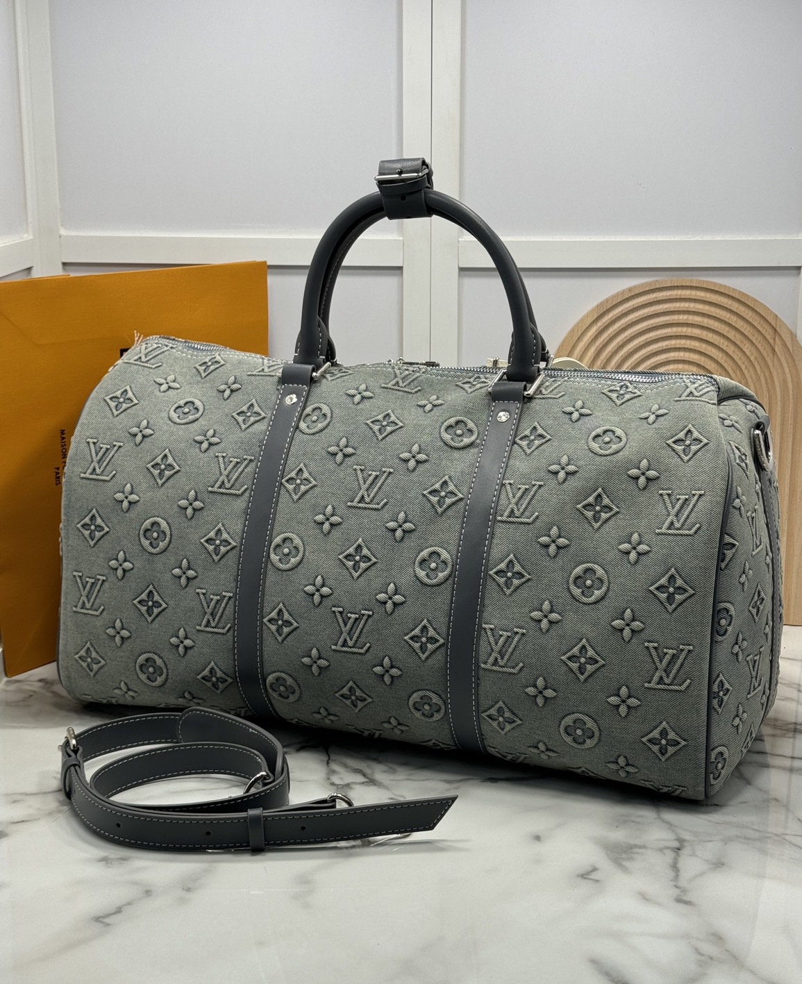 LV Keepall Bandoulière 50 denim classic travel bag กระเป๋าเดินทางสุดคลาสสิก ออกแบบใหม่ด้วยผ้าเดนิมสีซีดพร้อมลาย Monogram ภายในกว้างขวาง ขนาดเหมาะสำหรับการพักผ่อนในวันหยุดสุดสัปดาห์ หรือขึ้นเครื่องใส่สัมภาระได้อย่างครบถ้วน ตอบโจทย์มากค่ะ