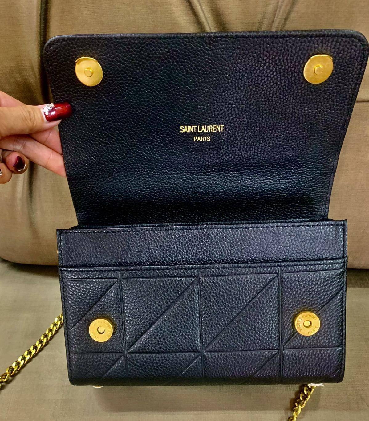 SAINT LAURENT YSL BAG VIP GIFT WITH PURCHASE (GWP) พรีเมี่ยมกิ้ฟ Limited Edition จาก YSL DUTY FREE COUNTER วัสดุหนังแกะหนังเคราะห์ ตกแต่งลวยลายตาราง ปักหมุดตรงหูหิ้ว ด้านหน้าประดับโลโก้แบรนด์YSL ขนาดกระทัดรัด หนังเงาสวย อะไหล่ทองทั้งใบ มาพร้อมสายสะพายยาวส