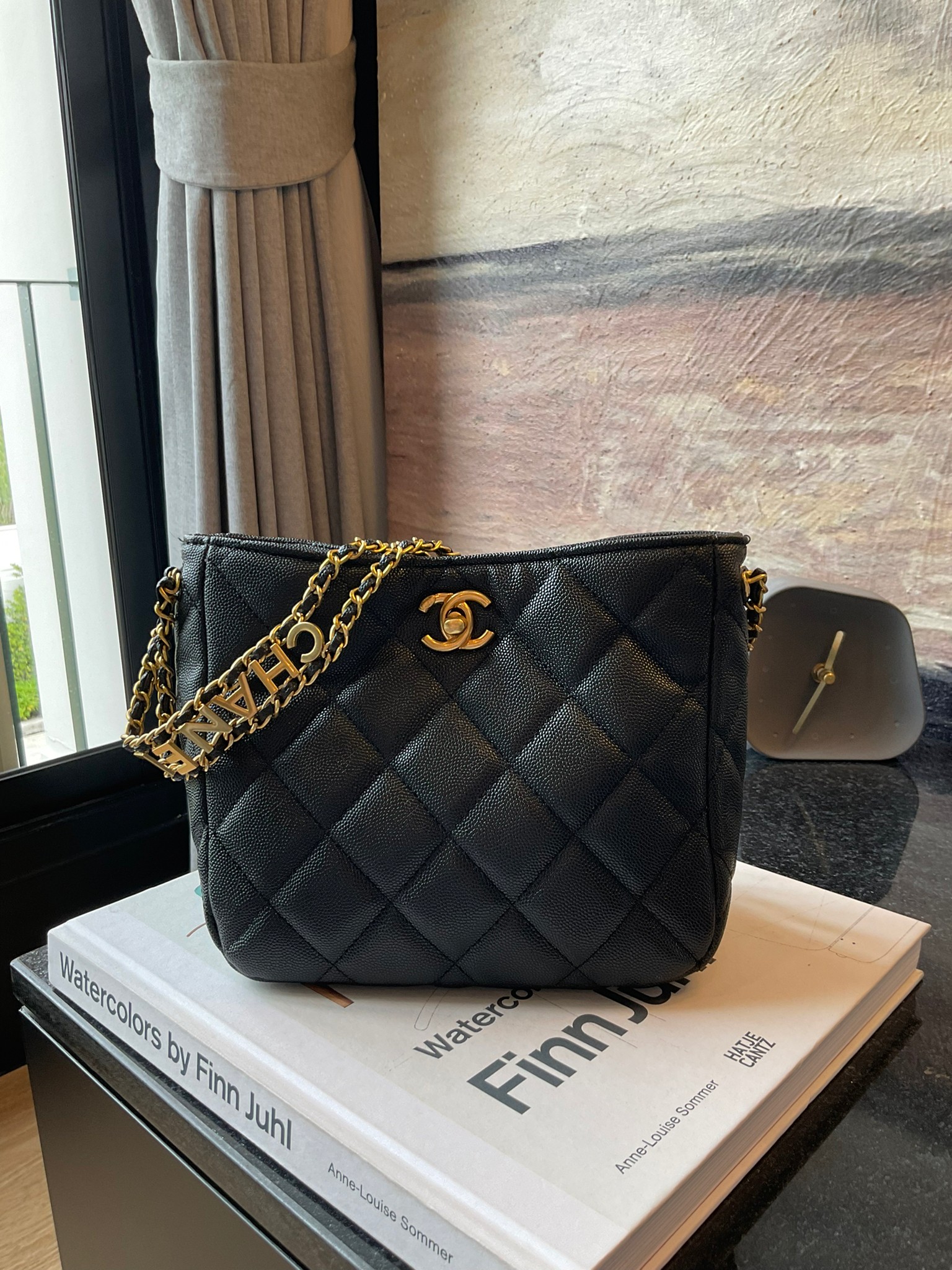 Chanel 22s small hobo bag black caviar / CHANEL VIP GIFT CAVIER BAG กระเป๋าทรงสะพายข้าง ที่กำลังมาแรงมาในตอนนี้ ตัวกระเป๋าเป็นหนังลายคาเวียร์สวยหรูมาก อะไหล่ทองวินเทจทั้งใบ ด้านหน้าประดับโลโก้แบรนด์ เปิดปิดด้วยตัวหมุนล้อค ด้านในใส่กระเป๋าสตางค์ได้ถึงใบยาว