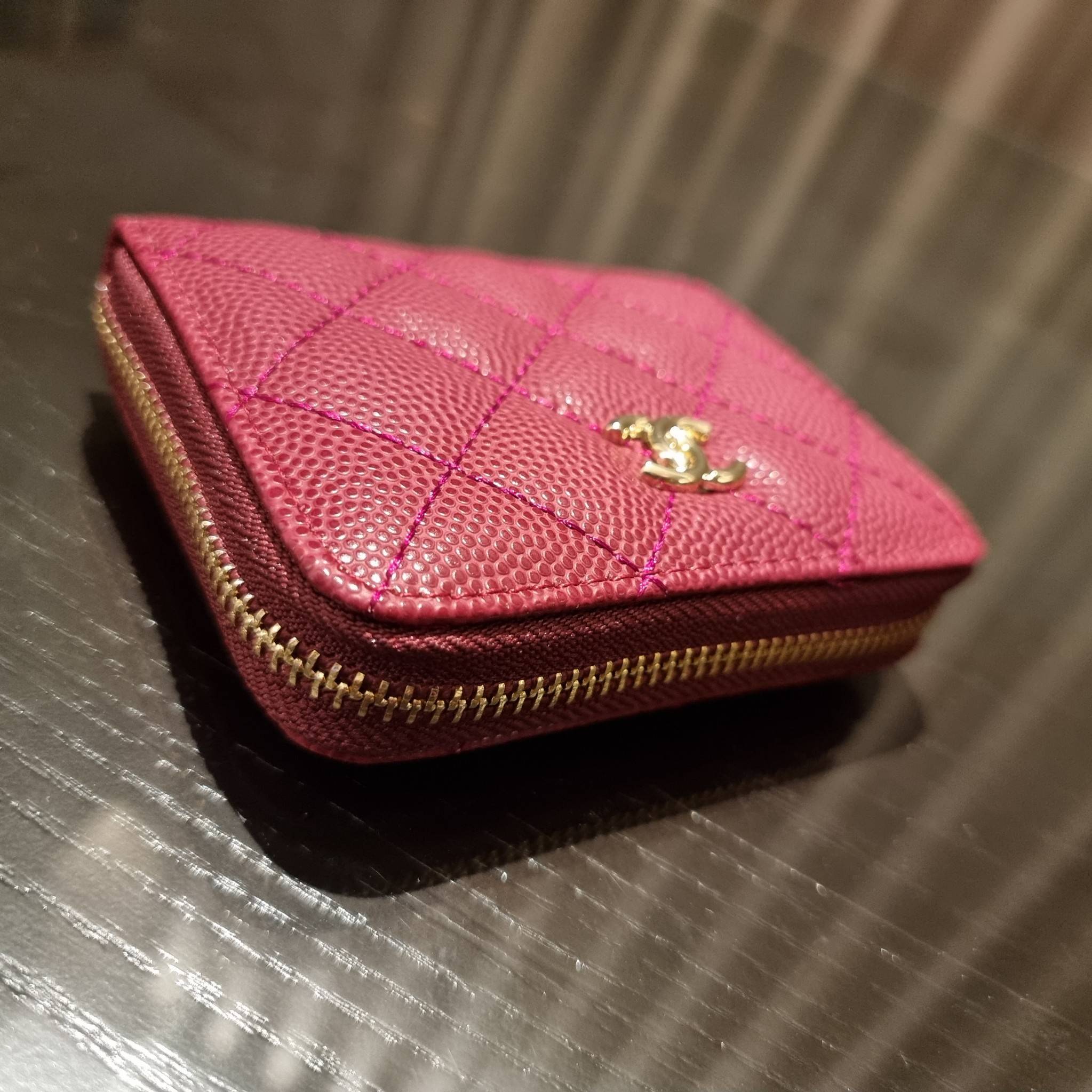 กระเป๋าสตางค์ใบสั้นรุ่นซิปรอบ จาก Chanel เรียบหรู ดูไฮน์ วัสดุหนังสังเคราะห์ลายคาร์เวีย ด้านในเป็นหนังซาฟเฟียโน่ เปิด-ปิดด้วยซิป รูดใช้งานง่าย ภายในกระเป๋ามีช่องใส่บัตร ใส่ธนบัตรได้ (แบบพับ) ดีไซน์เรียบหรูตามสไตล์ ใช้แล้วเฮง ใช้แล้วรวย จัดเลยจ้าา 🥰