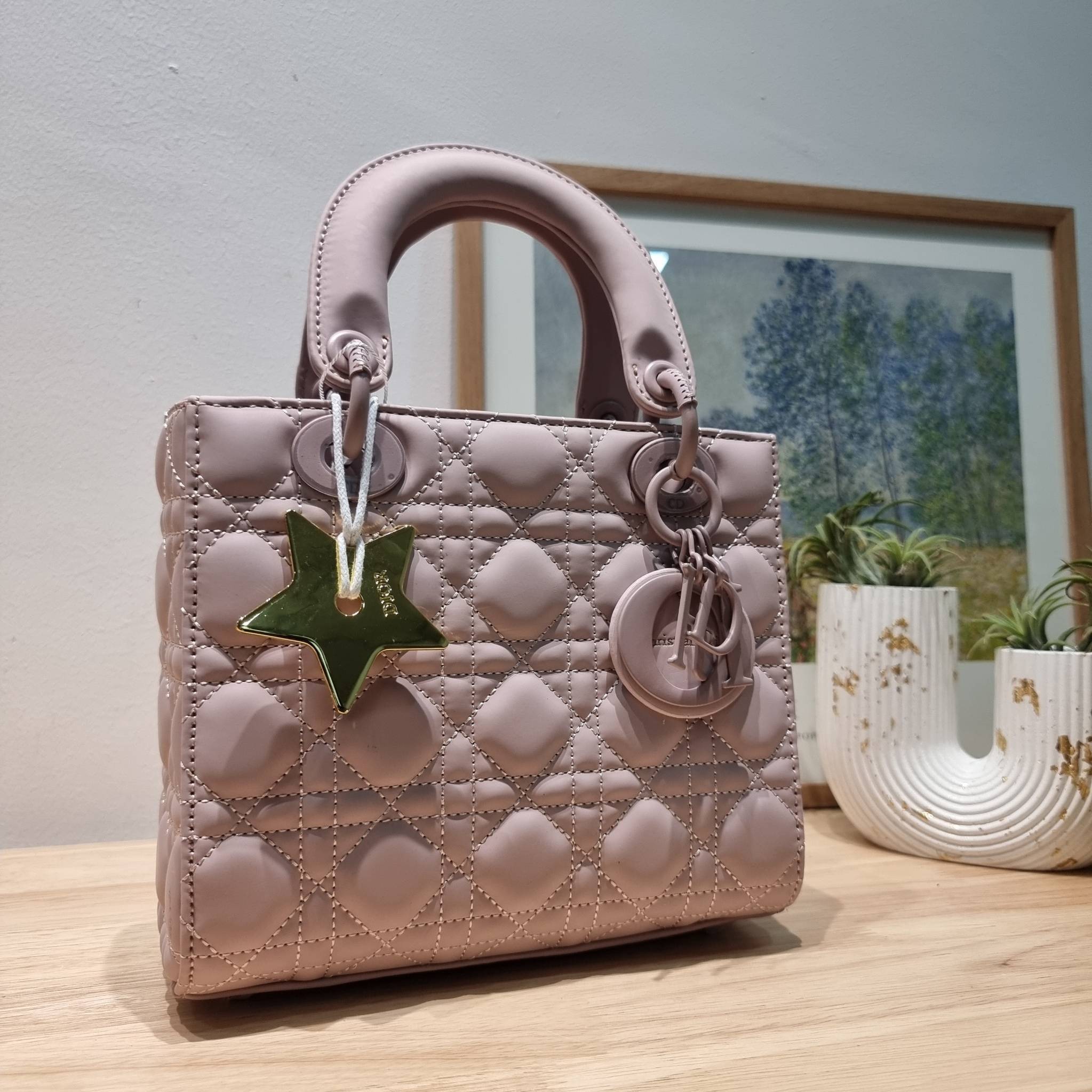 SMALL LADY DIOR MY ABCDIOR BAG Ultramatte Cannage Calfskin / CD LADY ULTRAMATTE BAG พร้อมส่ง กระเป๋าสะพายข้าง ดีไซน์เรียบง่าย แต่แฝงไปด้วยความหรูหรา ทรงกล่องคลาสสิค โดดเด่นด้วยพวงกุญแจอะไหล่สีเดียวกับตัวกระเป๋า ผิวแมทท์ ลายเส้นซ้อนทับสวยงาม