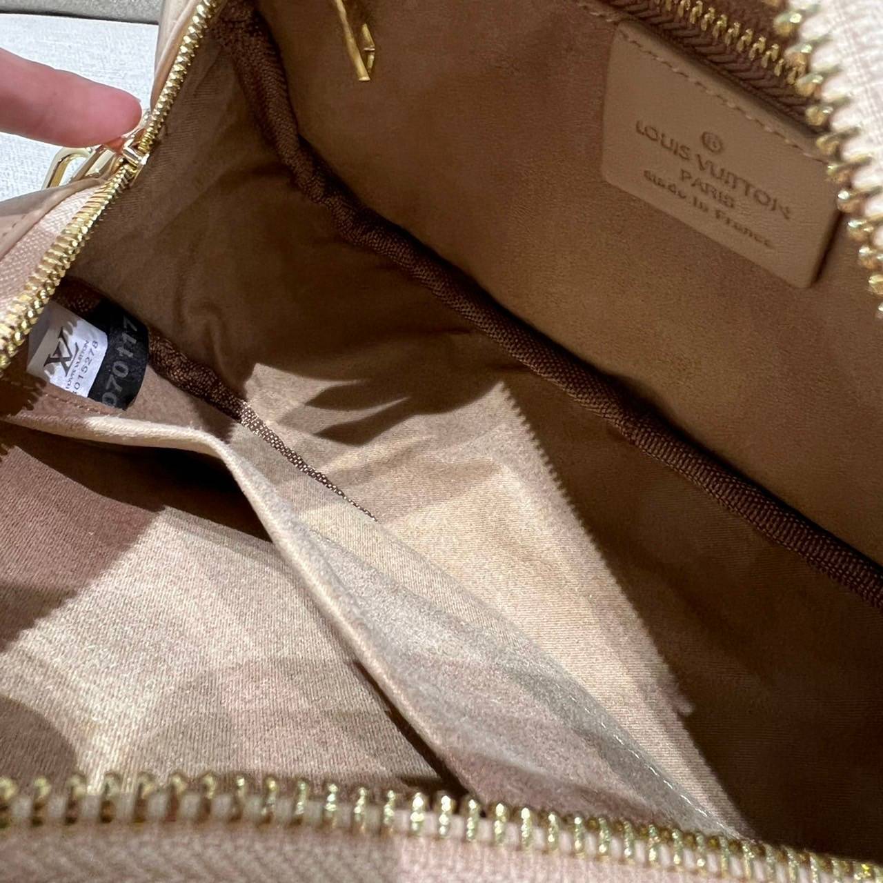 LV EXCLUSIVE VIP COSMETICS BAG ไอเท็มเอ็กซ์คลูซีฟ รุ่นหายาก กระเป๋าใส่เครื่องสำอางค์เอนกประสงค์ ที่นำมาประยุกต์ใช้เป็นกระเป๋าสะพายประจำวันได้ เพราะพิเศษมากแถมสายสะพายมาให้ วัสดุหนังลูกวัวฟอกสี นิ่มมาก เปิด-ปิดด้วยซิป ภายในโล่งกว้าง มีช่องแบ่งสัดส่วนให้ จั