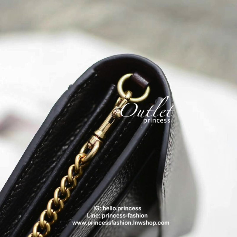 Coach Tabby Chain Clutch Detail : กระเป๋าทรงสวย สะพาย เป็นcrossbody หรือ จะถือเป็รครัชเก๋ๆ ออกงานก็สวยหรู ดูแพง สายสะพายเป็นสายโซ่แข็งแรง โดดเด่นด้วยหัวกระดุมเปิด ด้วนสัญลักษณ์รูปตัวC กากเพชร สวยยย เด่น และหรูมากๆ ใครยังไม่มี รีบซื้อเก็บไว้สักใบ หรือ เป็น