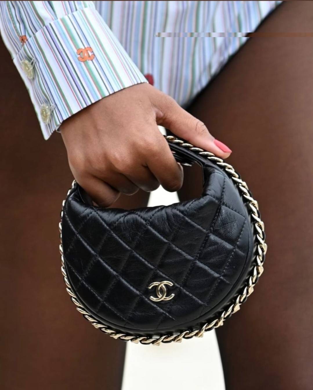 Chanel Pouch Hot item 2023 กระเป๋าสะพายกึ่งพอช ใบเล็กน่ารักน่าใช้ ถือไปไหนก็อัพลุคปัง วัสดุหนังแกะ สัมผัสนิ่มมือ หูจับในตัว ปรับได้อีกเล็กน้อย มาพร้อมสายสะพายโซ่