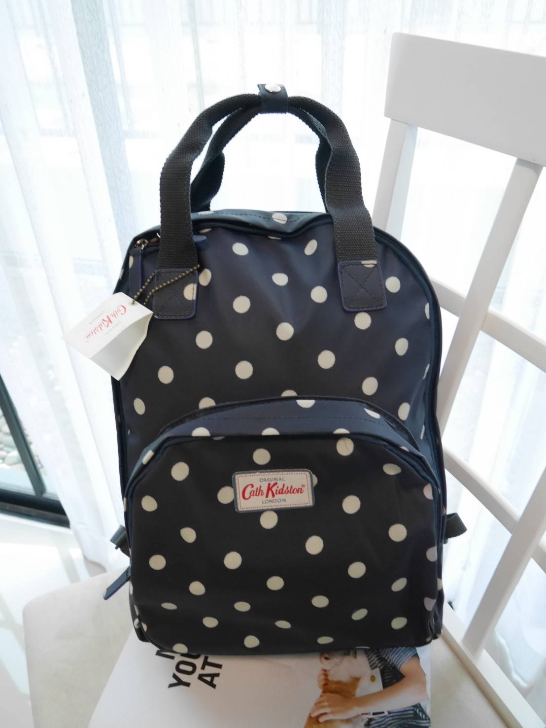 CATH KIDSTON BACKPACK BAG กระเป๋าเป้น่ารัก ตามแบบฉบับของแบรนด์นี้เลยค่า โดดเด่นด้วยหนัง PVC พิมพ์ลาย กันน้ำทั้งใบ ด้านในมีช่องซิปใหญ่ใส่ของ 2 ช่อง จุของได้เยอะ ใส่ IPAD / A4ได้สบายเลยค่ะ ด้านหน้ามีช่องซิปเล็ก 1 ช่อง ใส่ของจุกจิกหนิบได้สะดวก น้ำหนักเบา ใช้