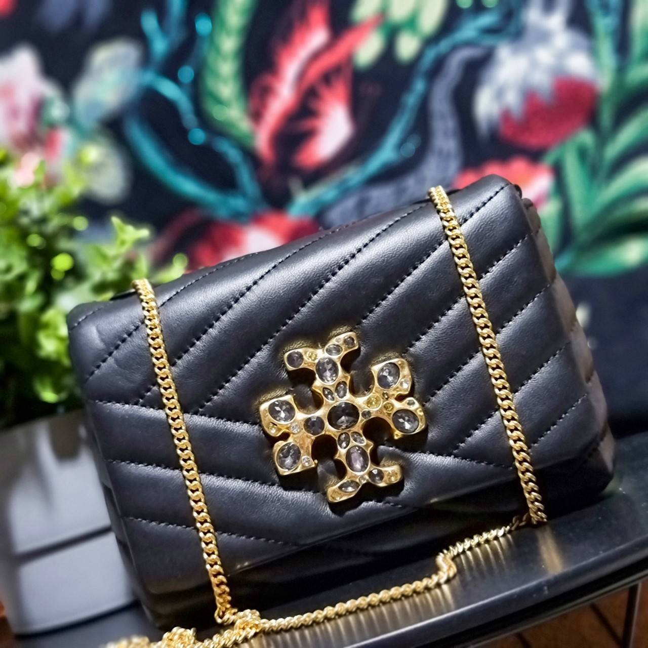 TORY BURCH KIRA CHEVRON EMBELLISHED LOGO MINI BAG ตามคำเรียกร้องจ้า!! ไซส์มินิ สะดวกใช้ พกพาง่าย สไตล์คุณหนู!! กระเป๋าสะพายข้าง ดีไซน์ทรงคลาสสิค โดดเด่นด้วยโลโก้ดีไซน์ประดับเม็ดสี เพิ่มมูลค่าและดึงดูดสายตามากขึ้น วัสดุหนังแกะ สัมผัสนิ่มมือ เปิด-ปิดด้วยกระ