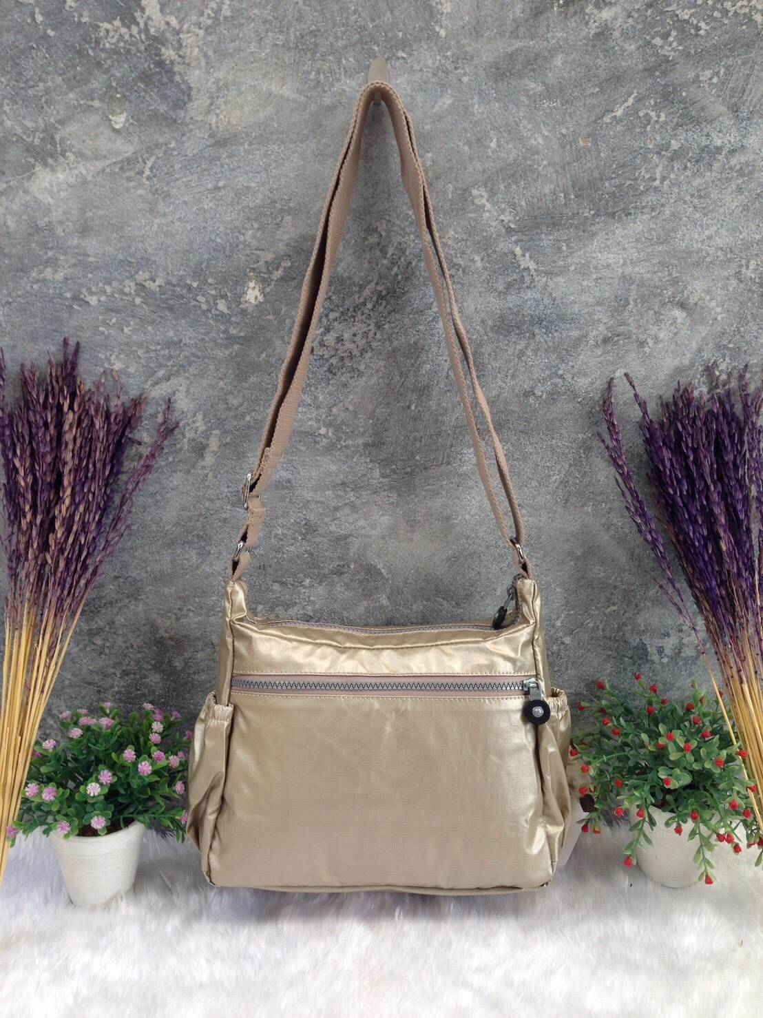 KIPLING Shoulder Bag (K25511) Outlet Hongkong กระเป๋าสะพาย วัสดุ nylon คุณภาพดี กันน้ำ ตามแบบฉบับแบรนด์ แบ่งเป็นช่องซิป 5 ช่อง สามารถใส่ไอแพด กระเป๋าสตางค์ใบยาว และมือถือได้ทุกรุ่นค่ะ จุคุ้มมากๆ น้ำหนักเบา สายสะพายปรับได้ จะสะพายไหล่ หรือ crossbody ได้สบา