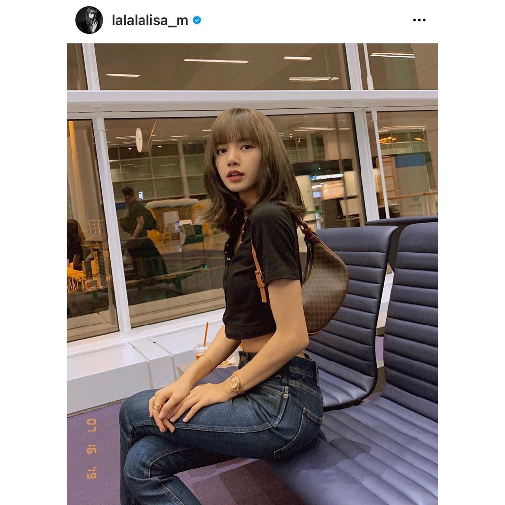 VIP GIFT 】หนังแท้ CELINE AVA BAG IN TRIOMPHE CANVAS AND CALFSKIN :RED กระเป๋าดีไซน์สวยหรูฮิตสุดในเกาหลี! หนังสวยอยู่ทรง เปิดปิดด้วยซิปแบรนด์สีทอง ภายในโล่งกว้างและจุสามารถใส่มือถือ กระเป๋าสตางค์ ของใช้ได้เยอะ สายสะพายหนังปรับได้อะไหล่ทองหรูมีโลโก้แบรนด์ ไ