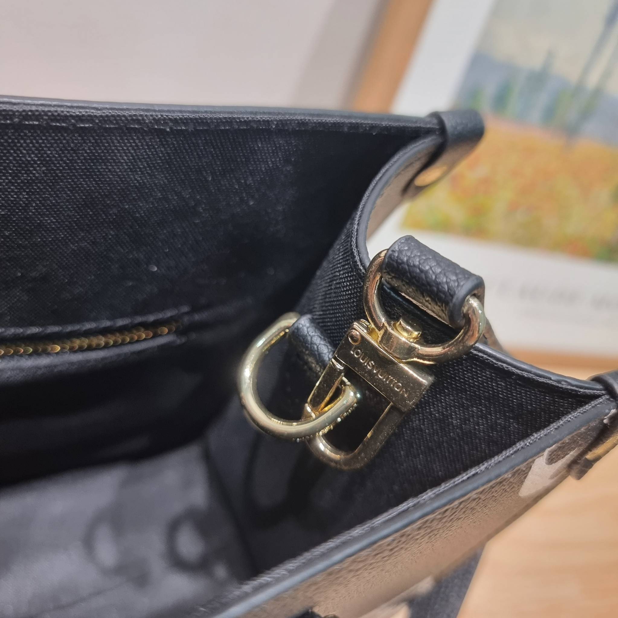 LV Onthego / LV crossbody tote bag กระเป๋าทรงโท้ทเวอร์ชั่นดั้งเดิม ที่คลาสสิค ผู้ดี หรูหรา โทนสีใช้งานง่าย ได้ทุกลุค ทุกสไตล์ วัสดุหนังลูกวัว ผิวลายเกรน มาพร้อมหูจับในตัว คล้องแขนก็ดูแพง หรือจะเกี่ยวสายครอสสะพายก็อัพลุคได้เลย ภายในโล่งกว้างมาก มีอะไหล่เกี