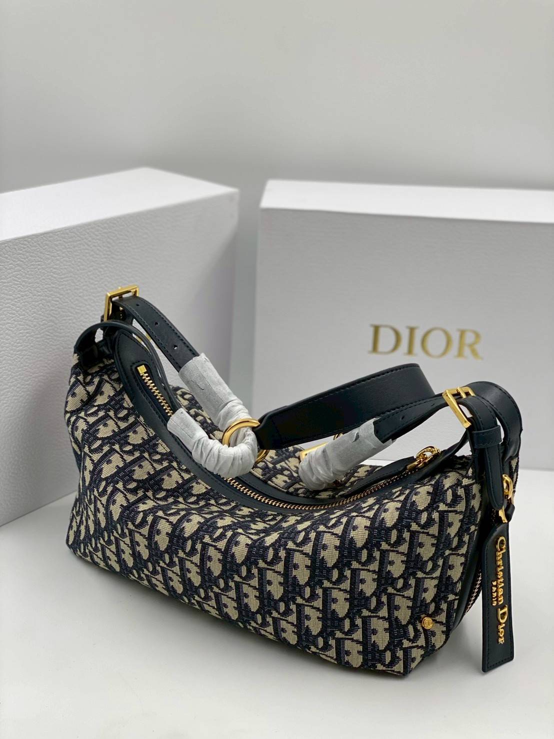 ORI หนังแท้ | DIOR D-Journey Bag กระเป๋าสะพายนิยามใหม่ดีไซน์ทันสมัย โดดเด่นด้วยรูปทรงโฮโบที่มาพร้อมกับดีไซน์ที่นุ่มนวลและทันสมัย พร้อมกับช่องใส่ของแบบติดซิป