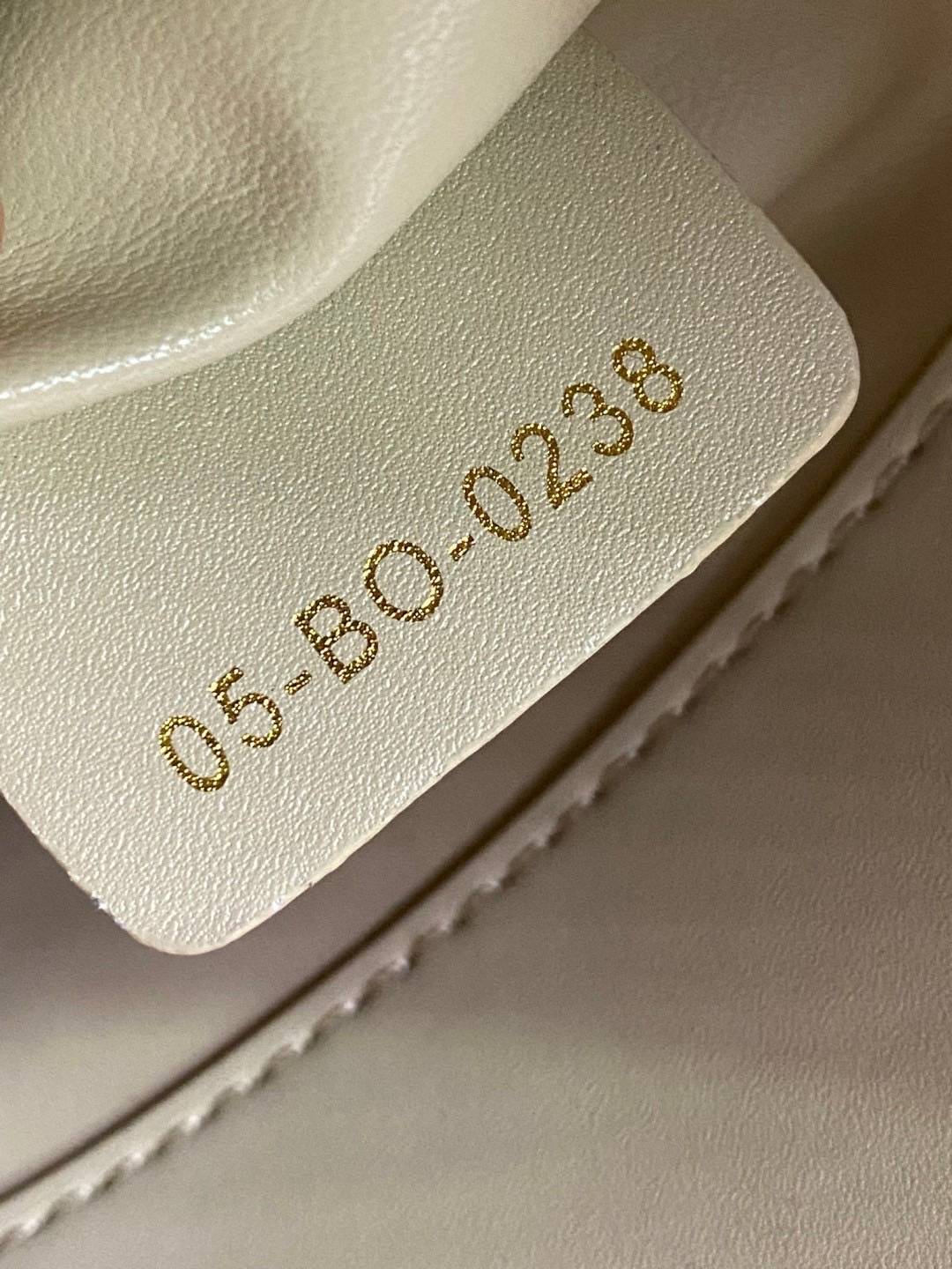 ORI | หนังแท้ DIOR Small Toujours vertical tote bag กระเป๋าทรงโท้ทไซส์เล็กสวยหรู ดีเทลสุดประณีตคอมพลีตลุคในทุกวัน เย็บลวดลาย macrocannage และชาร์มตัวอักษร D,I,O,R