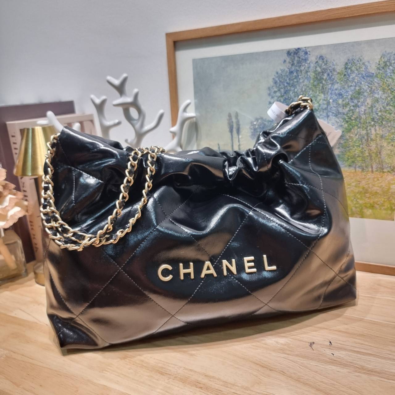 Chanel 22 horizontal bag แรงเกินต้านที่สุดกับไอเท็มนี้ ที่สาวๆหรือใครๆก็ต้องมี มาในไซส์ใหญ่ รูปทรงใช้ง่ายขึ้น แต่ยังจุได้หนักๆเหมือนเดิม ดูหรูหรา เกินเรื่องที่สุด