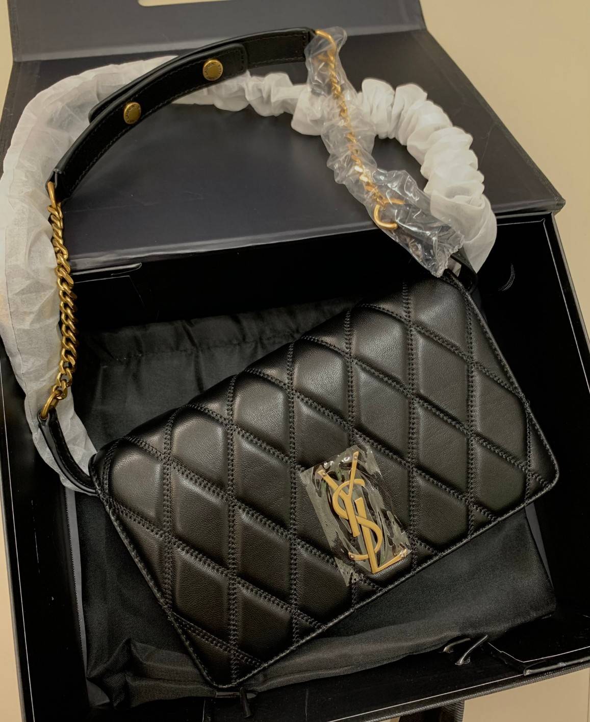 Yves Saint Laurent Shoulder Bag//Clutch Bag พร้อมส่งที่ไทย ทันใช้สงกรานต์นี้กันค่าา! กระเป๋าสะพายข้าง หรือสามารถทบสายเป็นสายคู่เป็นแบบคล้องไหล่ได้และสามารถถอดสายออกถือแบบคลัทออกงานก็ยิ่งสวยโดดเด่นมากๆเลยค่ะ หนังแท้อย่างดี หนังนิ่มน่าใช้ หลงไหลน้องแน่นอนค่