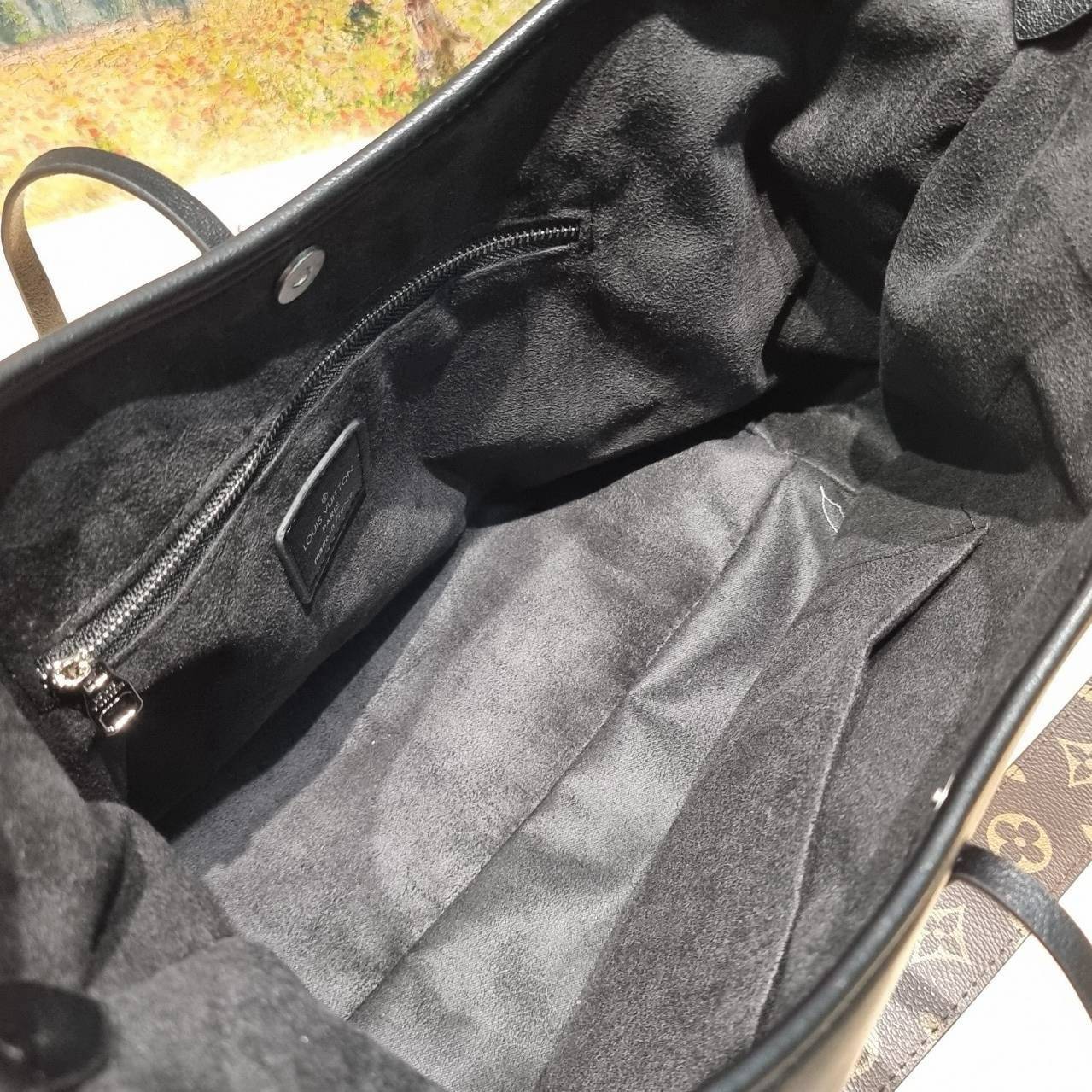 LV CARRYALL CARGO VIBE ใหม่ล่าสุด กระแสกระเป๋าไวบ์คาร์โก้มาแรงสุดๆ ดีไซน์สีดำคลาสสิค มีดีเทลลูกเล่นแซมลวดลายกิมมิค ทำให้กระเป๋าดูโก้และดูติดแกลมมาก เหมาะใช้ได้ทุกวัน