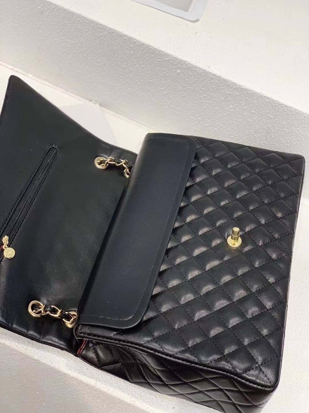 CHANEL MAXI CLASSIC 13.5" กระเป๋าสะพายทรงคลาสสิคใบใหญ่ จุของได้เยอะมากๆ งานสวยหรูมาแต่ไกล สวยงามไม่ผิดหวังค่ะ