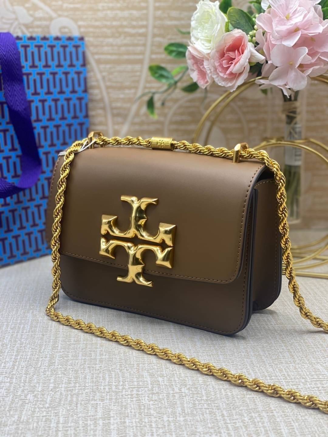 Tory Burch Eleanor Medium Convertible Shoulder Bag / Tory Burch 75003 ฮอตไอเท็ม รุ่นนี้ขายดีขายหมด สวยหรู คุณหนู ผู้ดี!! หายากมากแล้วน้า กระเป๋าสะพายข้าง ดีไซน์อยู่ทรง ขนาดกำลังสะดวกใช้สำหรับสาว เปิด-ปิดด้วยแถบแม่เหล็ก ภายในแบ่งสัดส่วนได้เป็นอย่างดี