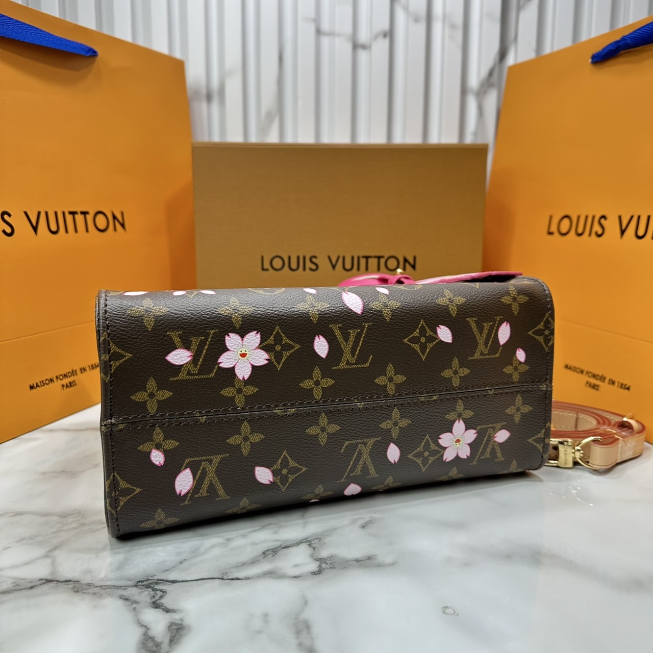 ORI หนังแท้ | คอลใหม่ดอกไม้แสนหวาน LV x TM Cherry Blossom bag กระเป๋าสะพายดีไซน์คลาสสิครุ่นสุดปัง ปรับลุคให้มีชีวิตชีวาด้วยลายดอกไม้เชอรี่บลอสซั่ม คอลใหม่สุดเอ็กซ์คลูซีฟ