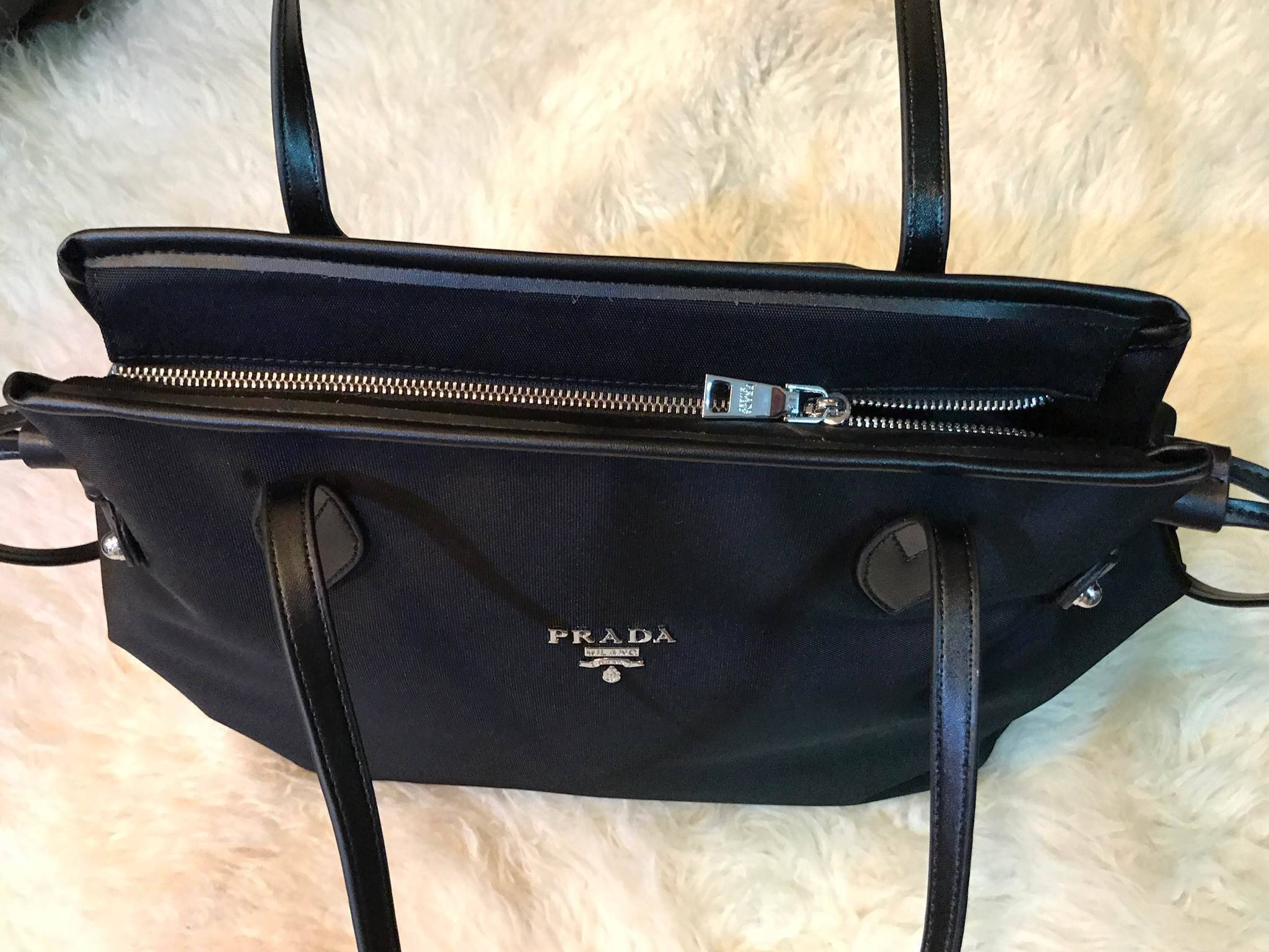 งานพรีเมี่ยมกิ้ฟ จากเคาเตอร์ต่างประเทศนะคะ 🎈 คุ้มจุใจสาวๆค้า ใบนี้ Must Have item! กระเป๋าสะพายทรง TOTE ใบใหญ่ จากพรีเมี่ยมกิ้ฟท์เคาเตอร์แบรนด์ PRADA อะไหล่เงินทั้งใบ เปิดปิดด้วยซิป สะพายไหล่ได้ ไม่ติด จุคุ้มมากสุดๆค่ะ ใส่เสื้อผ้า 1-2 วันได้สบาย ด