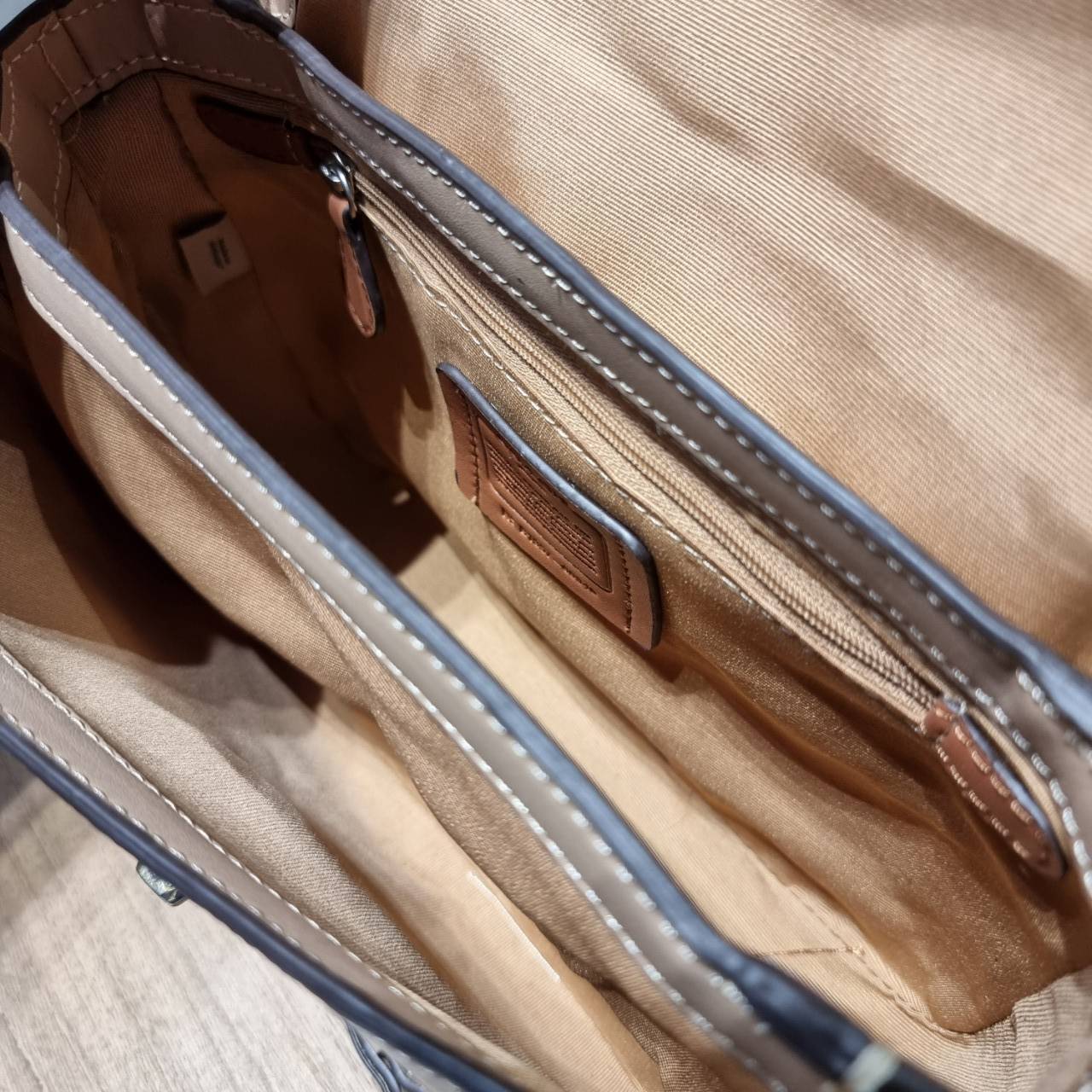 COACH 68349 CASSIE CROSSBODY IN SIGNATURE CANVAS เรียบหรู ดูดี ก็ต้องไอเท็มนี้ไม่อยากให้พลาด!! พาสเทลละมุนมากๆ สะพายแล้วดูแพงมากๆ สวยเลิศ กระเป๋าถือ/สะพายข้าง วัสดุหนังแคนวาสสลับหนังแท้ เปิด-ปิดด้วยตัวบิดล็อคแน่นหนา ภายในแบ่งสัดส่วนอย่างดี ใส่ของได้ครบสบา