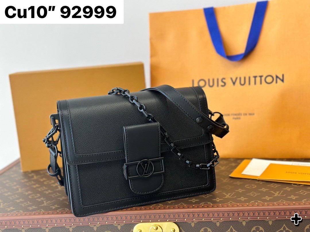 LV Dauphine MM Monochrome Black กระเป๋าสะพายทรงคลาสสิคลุคคุณหนูคุณนาย ยกระดับหนังแมตต์โทนสีดำโมโนโครมจากคอลเลคชั่น Black Out ดีไซน์ตัวล็อก LV สวยหรูเป็นเอกลักษณ์