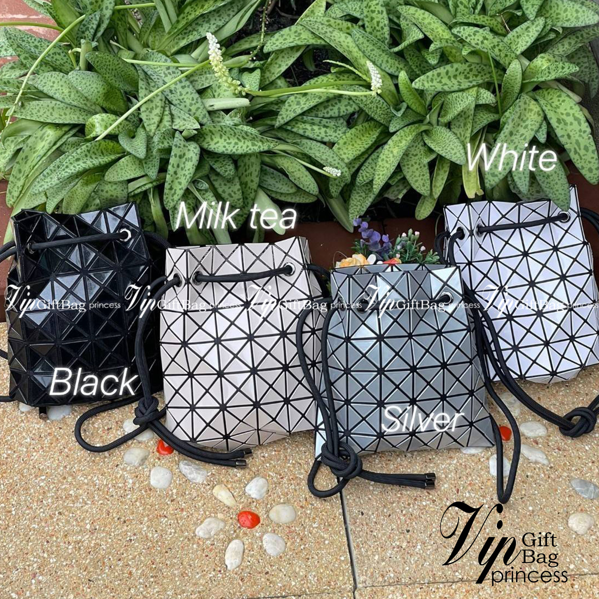 Baobao Issey Miyake Wring Small Bag กระเป๋าสะพายครอสบอดี้พร้อมสายรูดเปิดปิด สามารถปรับความยาวของสายได้ตามสไตล์ความชื่นชอบ ด้วยดีไซน์ทรงน่ารัก เหมาะสำหรับให้สาวๆหยิบใช้ในวันสบายๆ แต่เต็มเปี่ยมไปด้วยความคล่องแคล่ว ไฮไลต์ของซีซั่นนี้คือกระเป๋าที่มาพร้อมกับเช