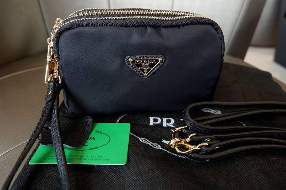 Prada 3 zipper mini crossbody bag งาน premium gift จาก counter ต่างประเทศค่ะ วัสดุ ผ้า nylon ตามแบบฉบับของแบรนด์เลย มาพร้อมกับสาย 2 เส้น มีสายหนังคล้องข้อมมือ และสายยาวสำหรับสะพายไหล่ หรือ crossbody ค่ะ ขนาดกำลังน่ารัก อะไหล่ทองดูหรู ภายใน มีช่องซิปแบ่ง 3