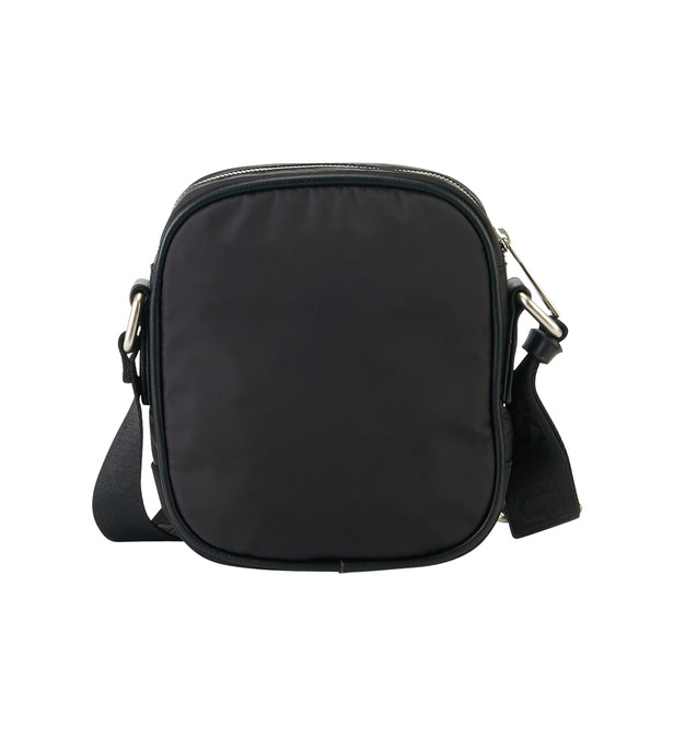 New GUESS SHOULDERBAG HM 6122 พร้อมส่งกระเป๋าสะพาย รุ่นนี้ใช้ได้ทั้งชาย/หญิง วัสดุไนล่อนอย่างดี คุณภาพสูง ด้านหน้าติดอะไหล่และโลโก้แบรนด์ มีช่องซิปใส่ของจุกจิก เปิดปิดกระเป๋าช่องหลักแบบซิป ด้านในโล่ง ลึก ใส่มือถือ กระเป๋าสตางค์ใบสั้นหรือสัมภาระอื่นๆได้พอป