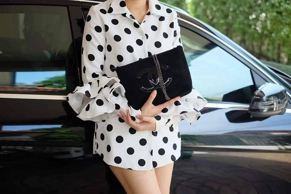 Chanel Precision Velour Crossbody Bag กระเป๋าสีดำแบรนด์ Chanelทำจากขนเฟอร์สีดำ น้ำหนักเบา ปากกระเป๋ามีซิปรูดปิด สายโซ่ ถอดออกได้ค่ะ จะสะพายไหล่ สะพายข้างหรือถือเป็น cluth ก็สวยหรูดูแพง มากับราคาสุดคุ้ม