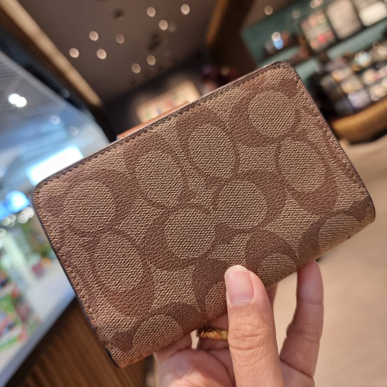 COACH C0082 MEDIUM CORNER ZIP WALLET IN SIGNATURE CANVAS ดีไซน์ใหม่ล่าสุด!! กระเป๋าสตางค์ใบกลาง 👛 ขนาดกำลังเหมาะมือ วัสดุหนังแคนวาสเคลือบลาย ดูแลรักษาง่าย มีช่องใส่บัตรและธนบัตรครบ และช่องซิปแยกไว้ใส่เหรียญ ครบเซ็ทแบบนี้เหมาะส่งต่อเป็นของขวัญที่สุ