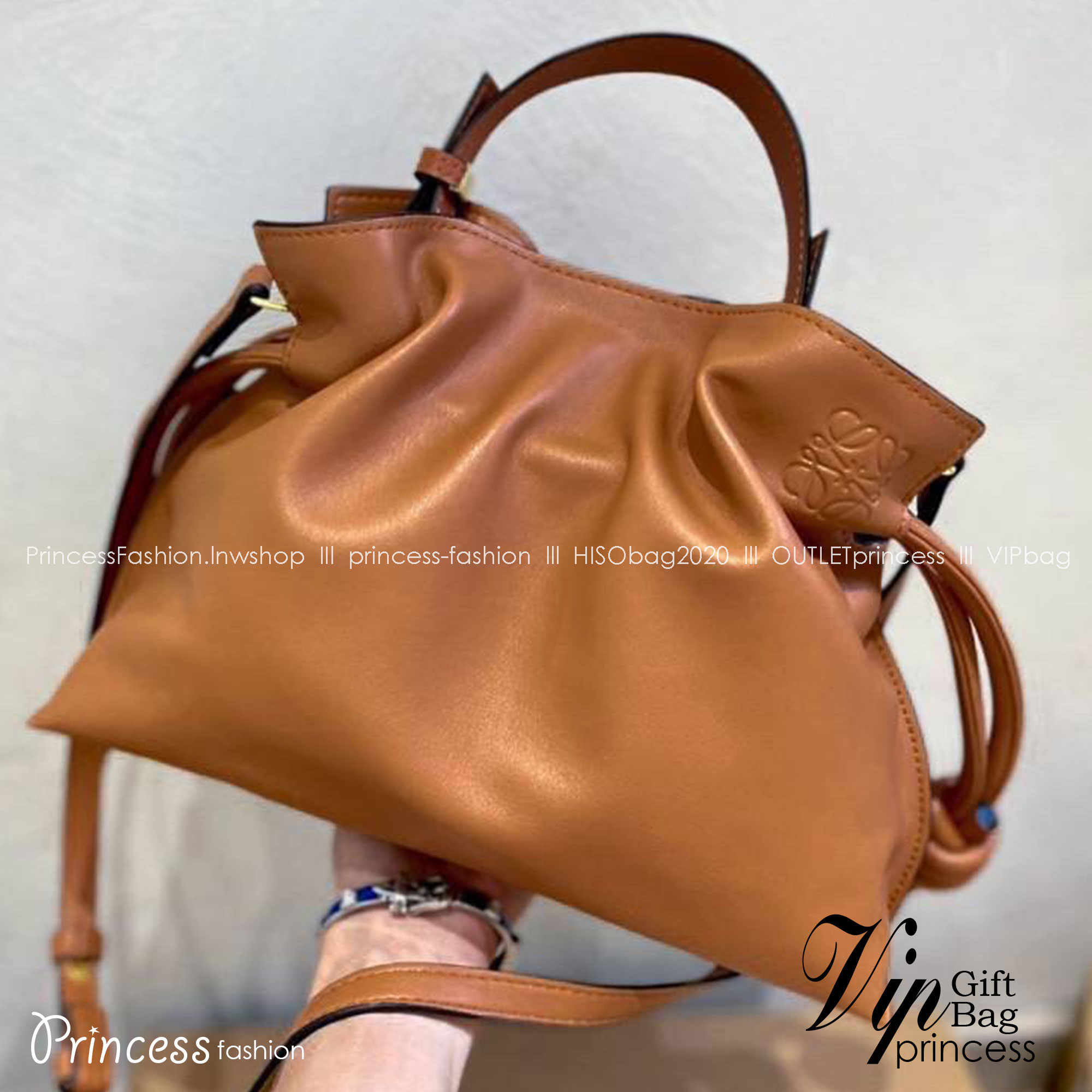 LOEWE Flamenco Clutch Bag / LOEWE CROSSBODY BAG กระเป๋าหนังทรงขนมจีบ อะไหล่ทอง วัสดุหนังอย่างดี