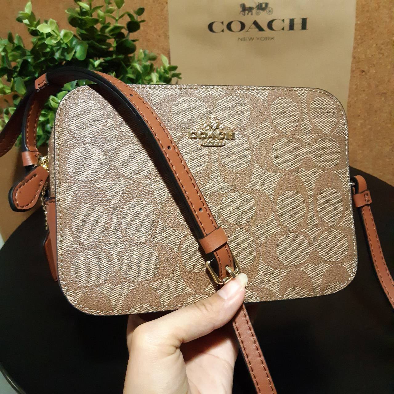 COACH 91677 MINI CAMERA BAG IN SIGNATURE CANVAS ขายดีที่สุด!! กระเป๋าสะพายข้างไซส์มินิ คลาสสิคอยู่ทรง อะไหล่ทองตัดดูหรู วัสดุหนังแคนวาสเคลือบลาย เปิด-ปิดด้วยซิป สายสะพายปรับได้ตามตัว ใบนี้แมทช์ได้ทุกลุค ใช้เป็น everyday bag ได้สบายๆเลยจ้า