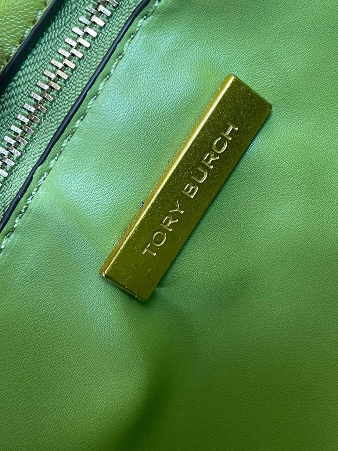 TORY BURCH Fleming Convertible Shoulder Bag ดีไซน์น่ารัก ดูแพงไม่เป็นรองใคร ใช้ได้ทั้งทั่วไปและออกงาน สาว ๆ คนไหนที่กำลังมองหากระเป๋าสะพายไหล่น่ารัก ๆ สักใบที่มีดีไซน์โดดเด่น สะดุดตาล่ะก็ไม่ควรพลาดกับ Collection นี้เลยค่ะ เพราะ Fleming นั้นเป็นรุ่นที่เรีย