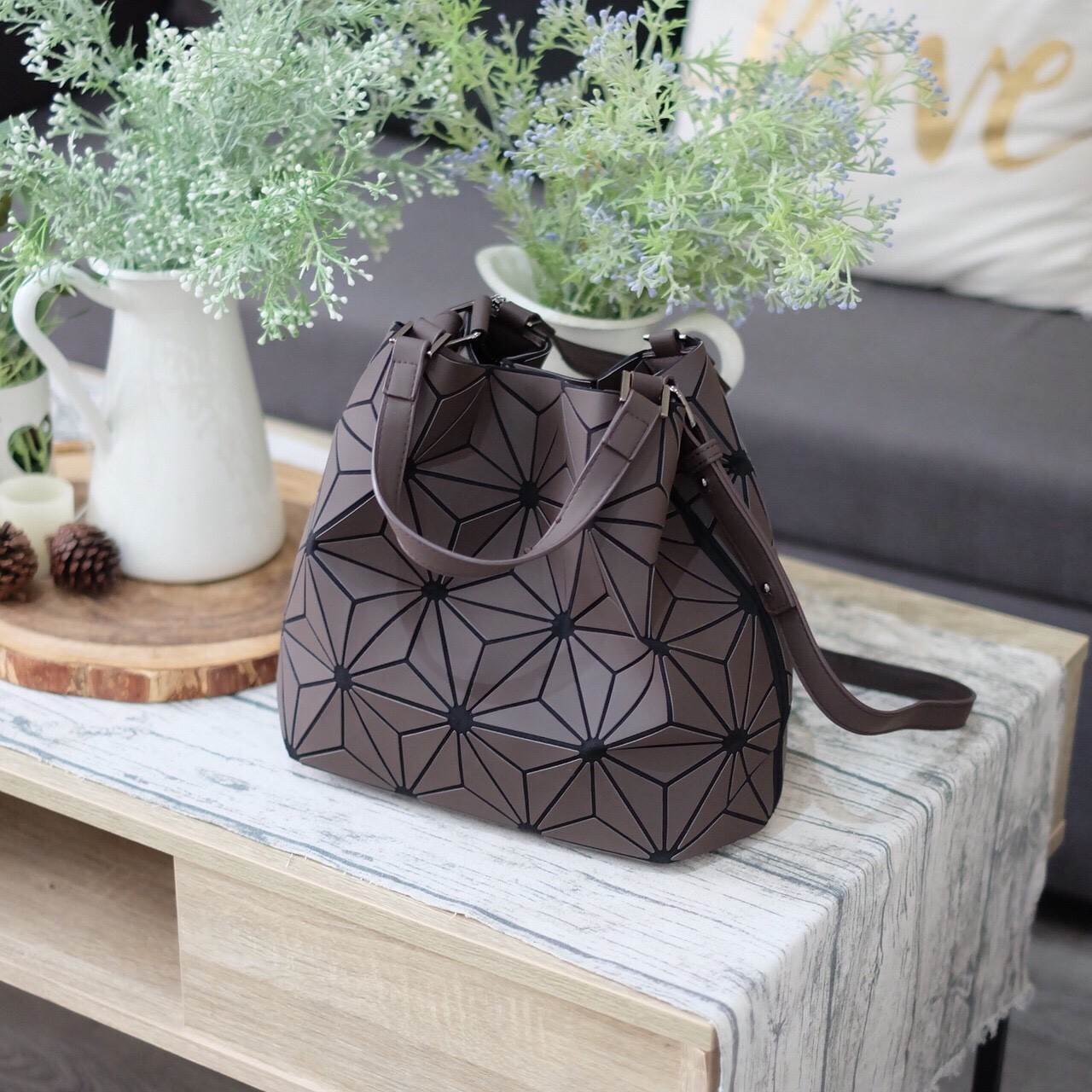 New Collection ka ' Matte Color ' ✨✨ สีด้าน มีให้เลือกถึง 4 สี 🍭🍭แถมยังลาย Limited edition หายาก 👍ปรับทรงได้ 2 แบบ น่ารักมาก จากแบรนด์ David Jones กระเป๋าสะพายข้างดีไซน์เกร๋มาก สีสวยหรูมาก ขนาดกะลังดีเลย น้ำ