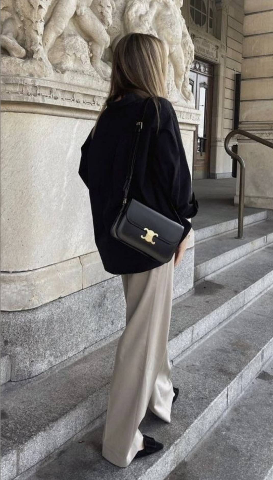 VIP 🥂 CELINE CLASSIQUE TRIOMPHE BAG IN SHINY CALFSKIN ไอเท็มสุดคลาสสิค ที่ขาดไม่ได้ กระเป๋าสะพายทรงสวยคลาสสิค แฝงความผู้ดี ที่ใช้ได้ทั้งชายหญิง วัสดุหนังแท้ เปิด-ปิดด้วยตัวกดล็อค สะดวกใช้มาก ภายในเป็นช่องโล่ง เก็บของได้เป็นสัดส่วน และยังมีช่องซิปใ