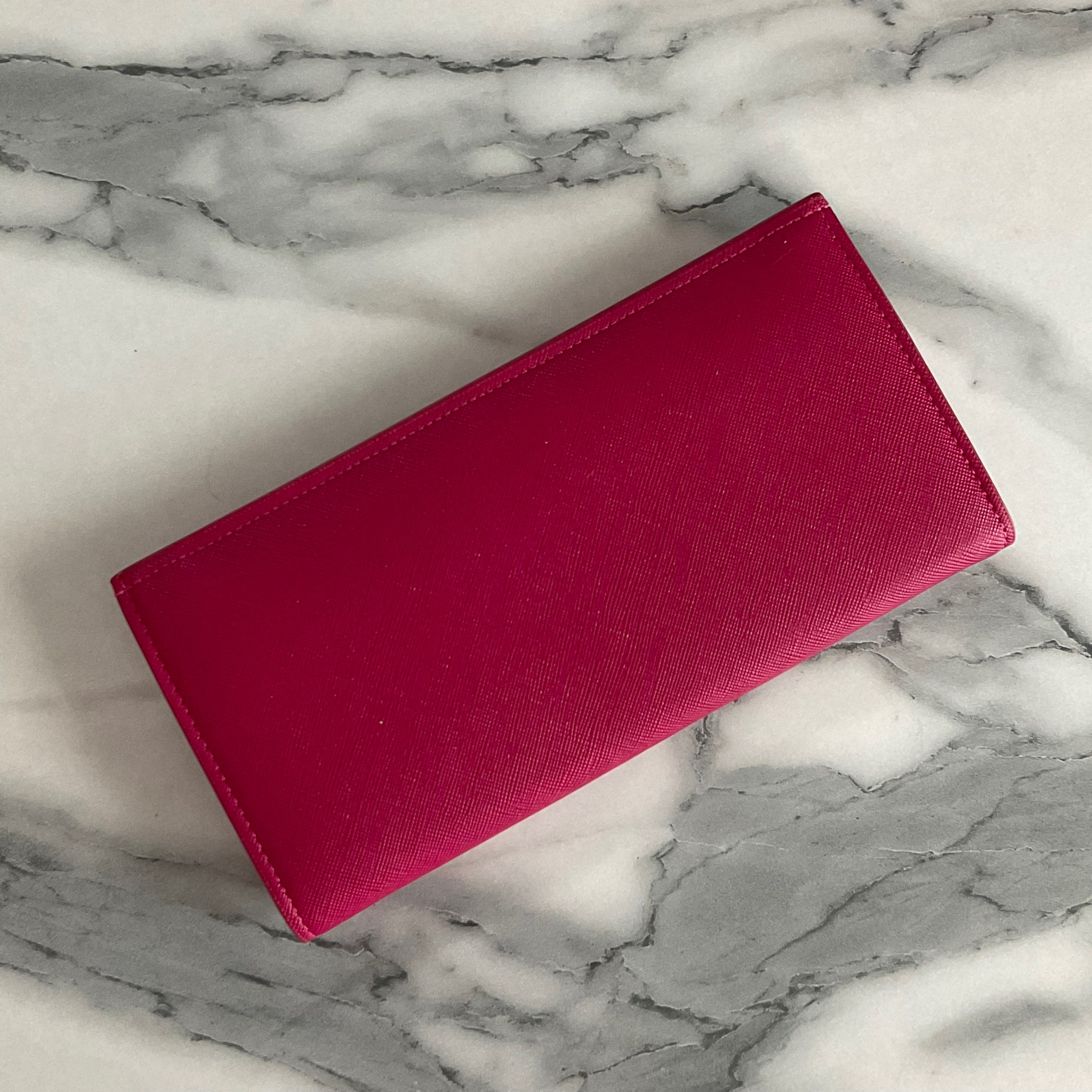 PRADA LONG WALLET Best Seller กระเป๋าสตางค์รับทรัพย์ ทรงหรู ลายหนัง SAFFIANO มีช่องใส่บัตร ถึง 12 ช่อง และช่องซิปใส่ของจุกจิกได้ น้ำหนักเบา จับถนัดมือ ขนาดกำลังดี