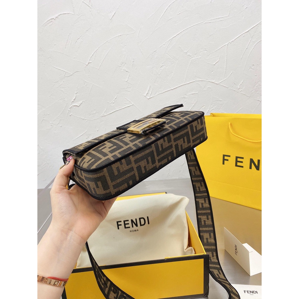 VIP 】FENDI VINTAGE BAGUETTE SHOULDER BAG 2size กระเป๋าสะพายทอลายโมโนแกรม อะไหล่ทองหรูหรา มี 2 ขนาด ทนทาน มาพร้อมสาย 2 แบบ สำหรับคล้องแขน และสายครอสบอดี้ เปิด-ปิดด้วยกระดุมแม่เหล็ก ภายในเป็นช่องโล่ง ใส่โทรศัพท์ พร้อมเสิร์ฟความสวยให้ถึงบ้านจ้า วัสดุผ้าทอลาย