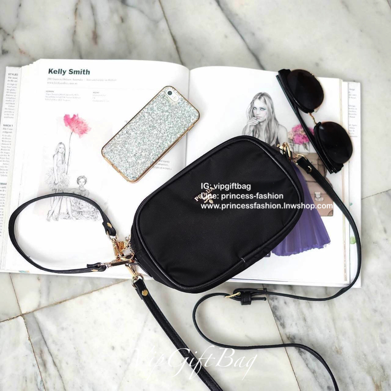 รุ่นขายดีที่สุด *ใส่มือถือได้ทุกรุ่น *มีสายให้สองแบบ กระเป๋าทรง mini crossbody จากงานพรีเมี่ยมกิ้ฟแบรนด์ดัง PRADA วัสดุ Nylonสุดหรูอย่างดี สามารถกันน้ำได้ ทั้งใบ ขนาดกำลังดีน่ารัก🐰 ด้านในมีช่องแบ่งใส่ของใส่ของจุกจิกได้ ใส่โทรศัพท์ได้ทุกรุ่น คสอ. ใ