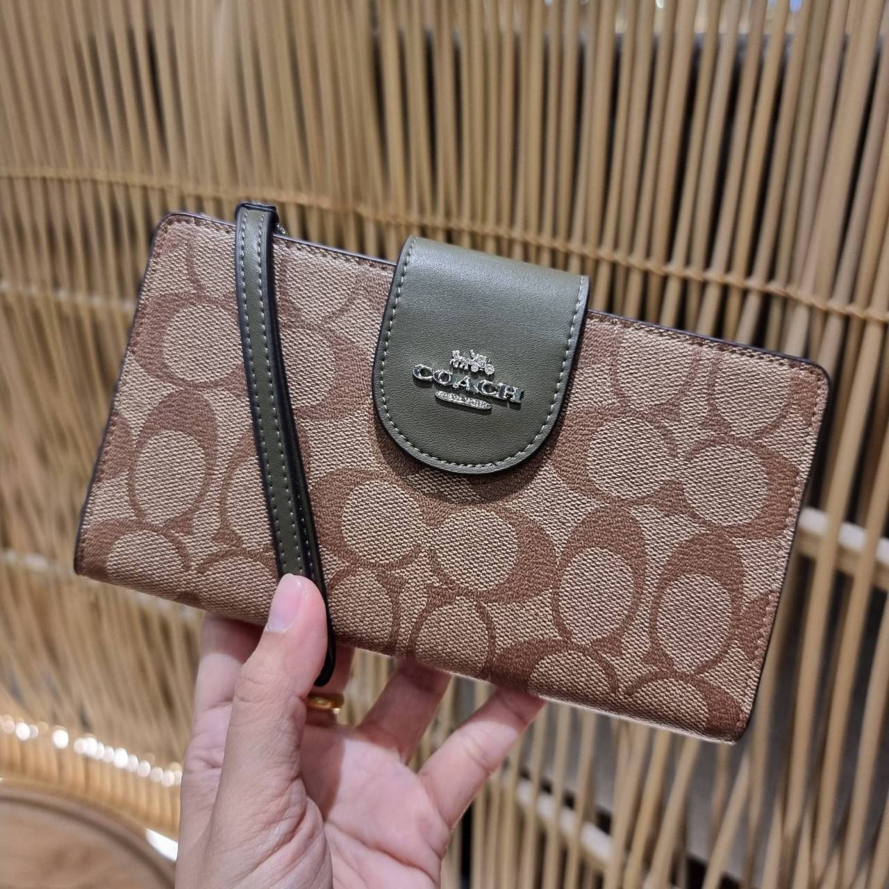 พร้อมส่ง 7 สี COACH C2874 TECH WALLET IN COLORBLOCK SIGNATURE CANVAS จัดให้สีใหม่ก่อนใคร!! ดีไซน์ใหม่ คอลเลคชั่นสวยหรู กระเป๋าสตางค์พร้อมสายคล้องมือ ง่ายต่อชีวิตมากจ้า!! มันดีอะไรเบอร์นี้ ใส่ได้ทั้งบัตร และโทรศัพท์ก็ใส่ได้ทุกรุ่น แถมยังมีช่องซิปแยกไปอีก ช