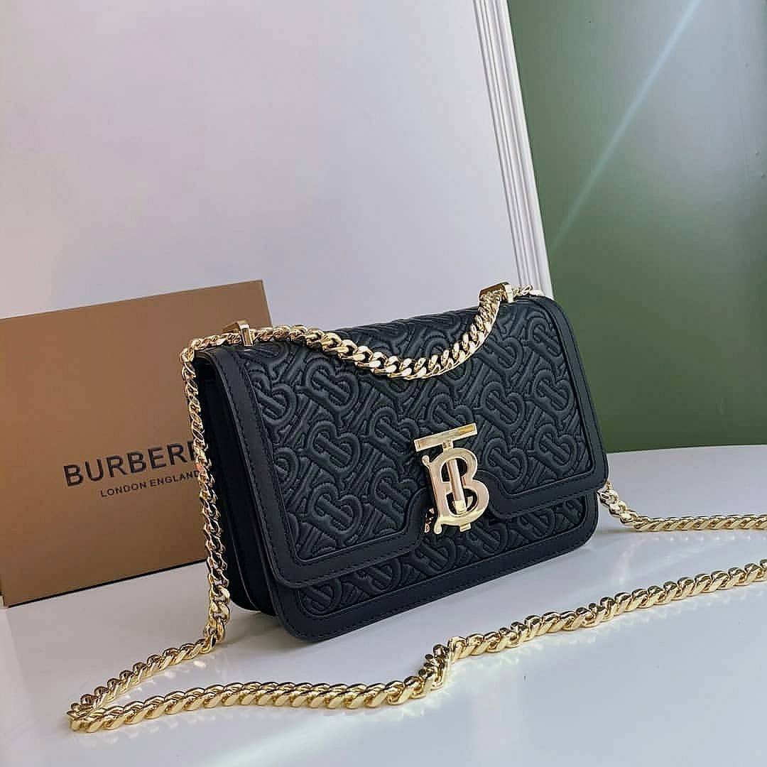 พรีเมี่ยมกิ๊ฟแท้ 100% 】BURBERRY FRAGRANCES LEATHER CROSSBODY BAG VIP GIFT WITH PURCHASE (GWP) กระเป๋าสะพายพรีเมี่ยมกิ๊ฟรุ่นใหม่ล่าสุด Limited จาก BURBERRY Perfume DutyFree หนังขึ้นลายแบรนด์โมโนเเกรมคอลเลคชั่นใหม่ทรงเหลี่ยมสวยหรูสุดๆ