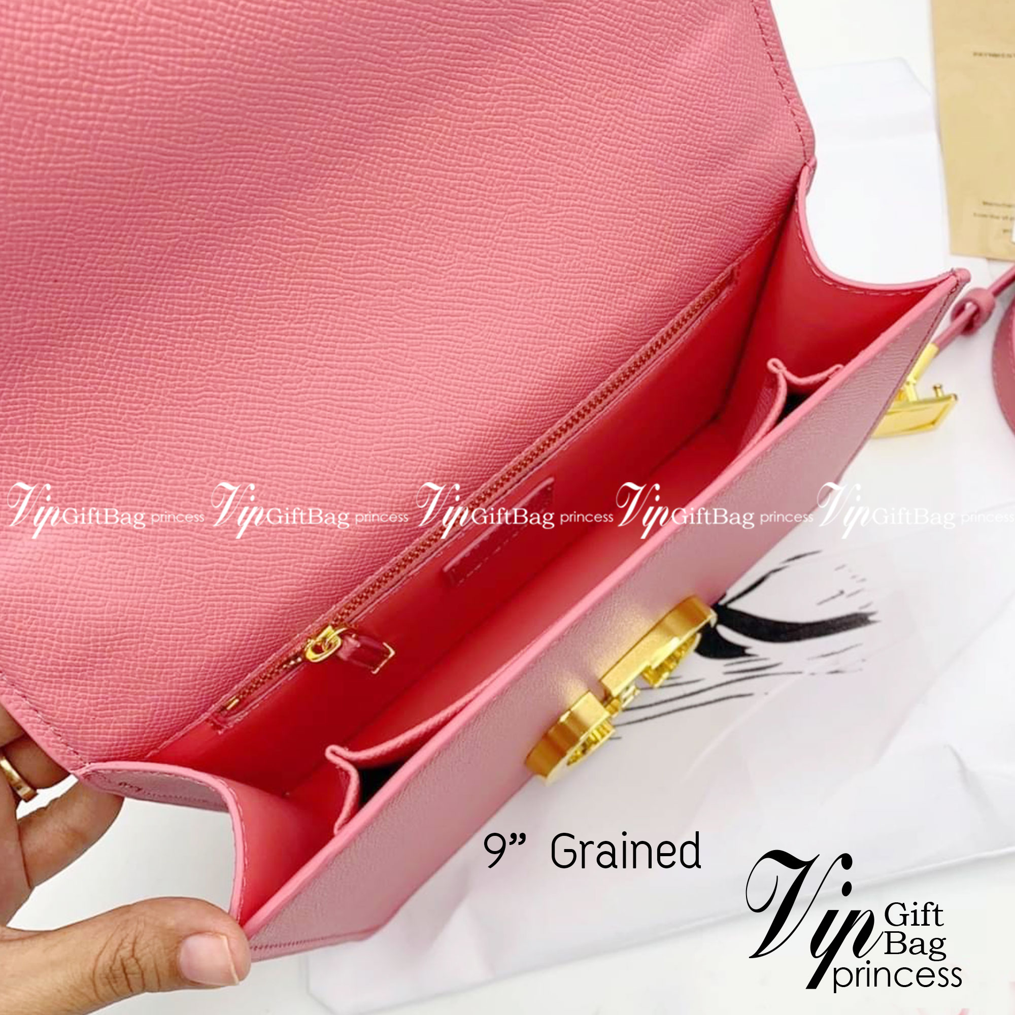 Dior 30 Montaigne Bag in Grained 9" รุ่นหนังลายเกรน กระเป๋าสะพายดิออร์ เอกลักษณ์ของความหรู น้ำหนักเบา ไอเท็มหายาก!! Best seller!! ยกให้น้องเลย!! ดีไซน์เรียบหรูในความเป็นเอกลักษณ์ ใช้งานง่าย สะดวก ได้ทุกโอกาส แนะนำเป็น everyday bag ติดตัวไว้เลยจ้าสาวๆ