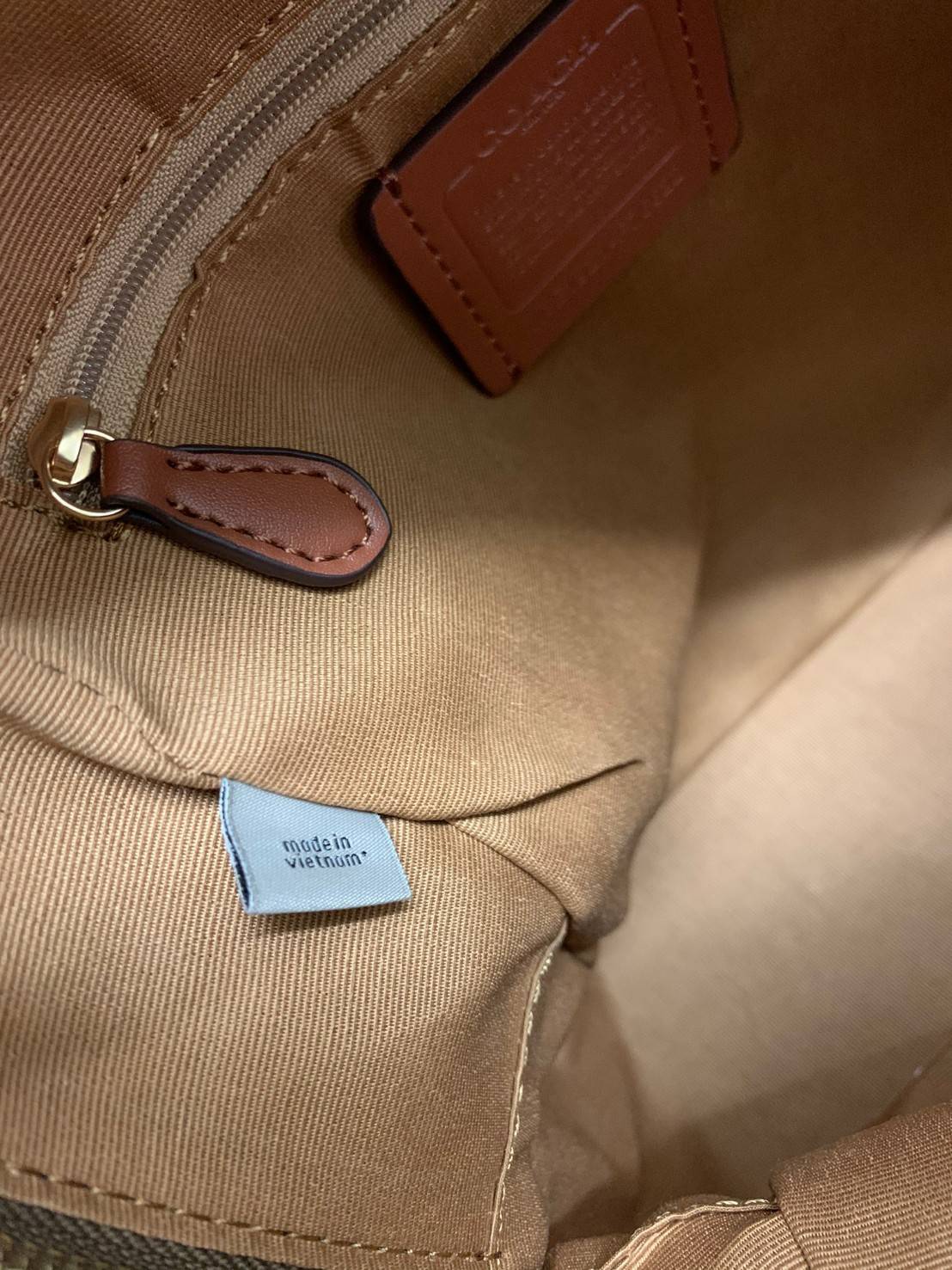 COACH JORDYN BACKPACK IN BLOCKED SIGNATURE ((76622//76624//76715)) พร้อมส่ง กระเป๋าสะพายหลังแบบมีหูหิ้ว หนังแท้ หนังนิ่มอย่างดีเลยค่า ด้านหน้ามีช่องซิปหนึ่งช่องสำหรับใส่ของจุกจิกนะคะ เปิดปิดช่องหลักแบบซิปคู่ หัวซิปมีหนังห้อยมาให้ ภายในกระเป๋าโล่งใส่สัมภาร