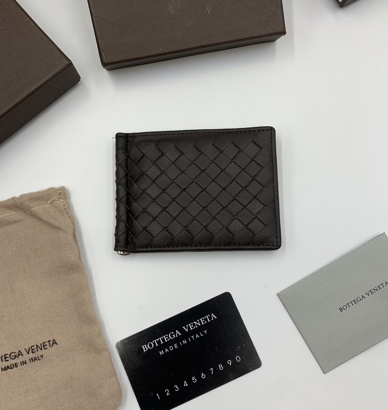 หนังแท้ BOTTEGA VENETA MONEY CLIP WALLET / BV Wallet / BV Men's Wallet พร้อมส่งที่ไทย กระเป๋าสตางค์ใบสั้น รุ่นคลาสสิกพร้อมคลิบโลหะ ที่หยิบมาใช้งานได้บ่อยที่สุด งานหนังลูกวัวแท้ทั้งใบ ใช้ทนทานได้นาน ใช้ทนทา