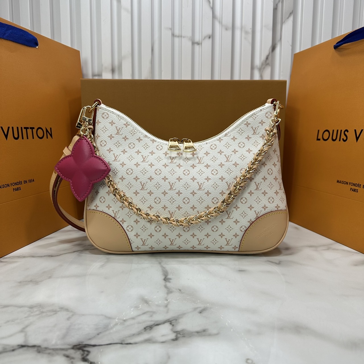 ORI หนังแท้ | LV Boulogne PM bag กระเป๋าสะพายทรงโฮโบ ดีไซน์อเนกประสงค์จาก Monogram แคนวาสคลาสสิก มีสายสะพายแบบถอดออกได้ เลือกสะพายเฉียง สะพายไหล่แบบสายยาว หรือสะพายไหล่แบบสายสั้นได้ตามต้องการ เมื่อถอดสายออก