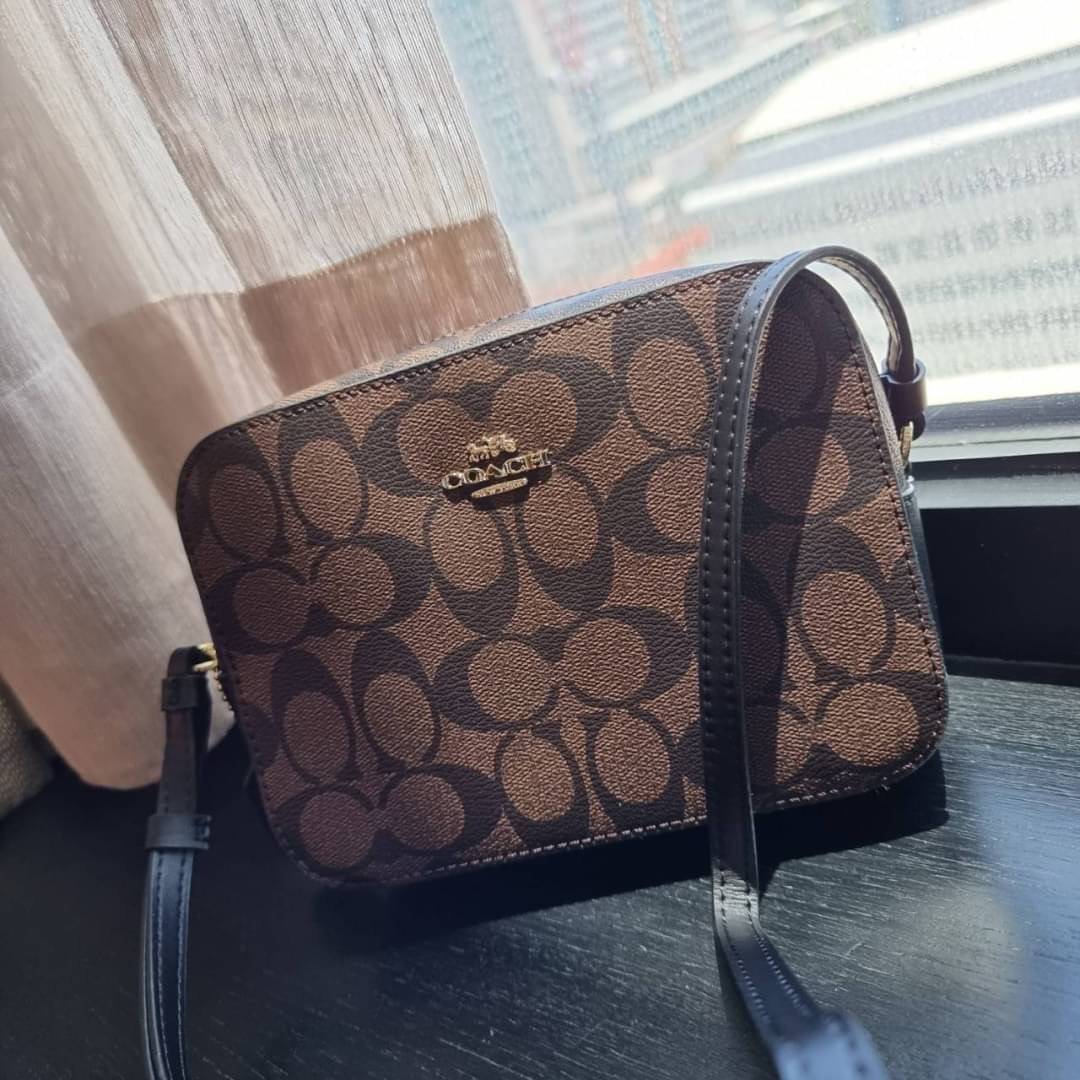 COACH 91677 MINI CAMERA BAG IN SIGNATURE CANVAS ขายดีที่สุด!! กระเป๋าสะพายข้างไซส์มินิ คลาสสิคอยู่ทรง อะไหล่ทองตัดดูหรู วัสดุหนังแคนวาสเคลือบลาย เปิด-ปิดด้วยซิป สายสะพายปรับได้ตามตัว ใบนี้แมทช์ได้ทุกลุค ใช้เป็น everyday bag ได้สบายๆเลยจ้า